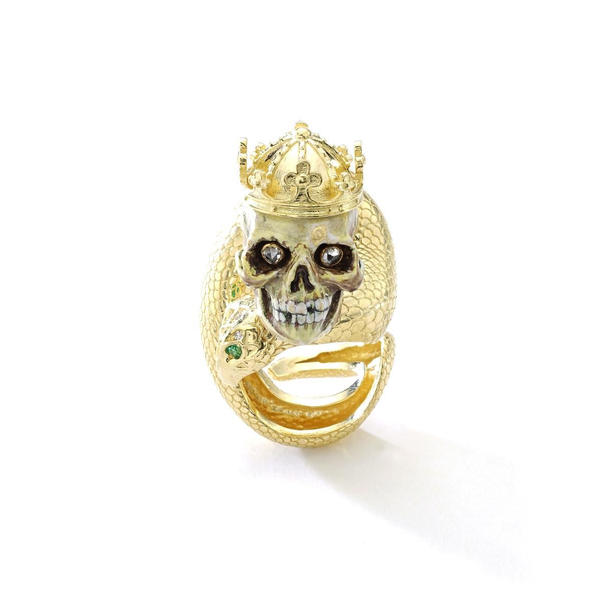 Der Schädel ist antik circa 19. Jahrhundert unglaublich emailliert auf Gold. Die Augen sind im Diamant-Rosenschliff.
Es ist prächtig auf eine Schlange Gelbgold 18k Ringfassung, den Kopf mit Diamanten und Smaragd Augen und eine Krone Gelbgold 18k