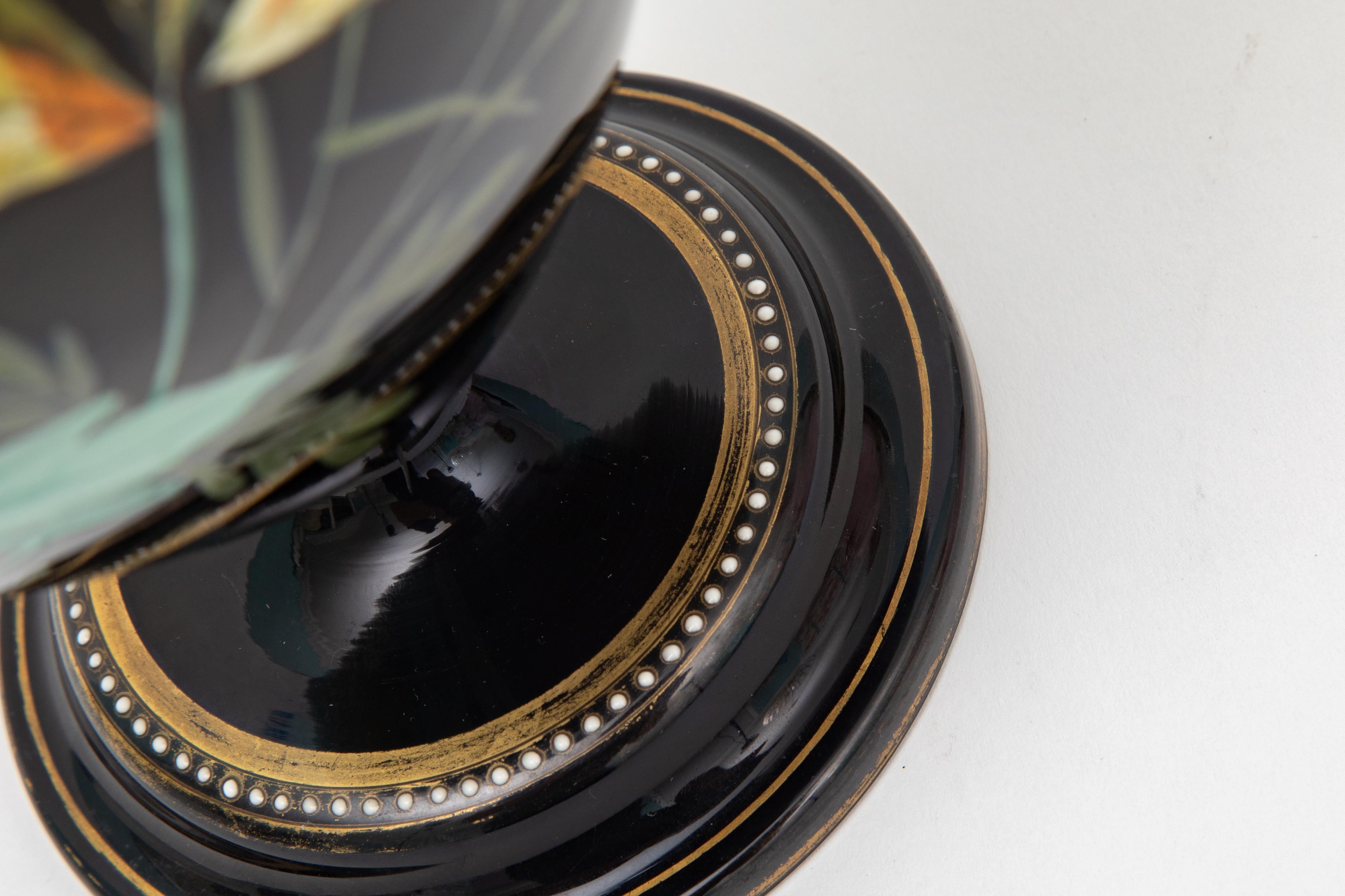 Vaso del XIX secolo, splendida decorazione a smalto a mano su vetro nero in vendita 2