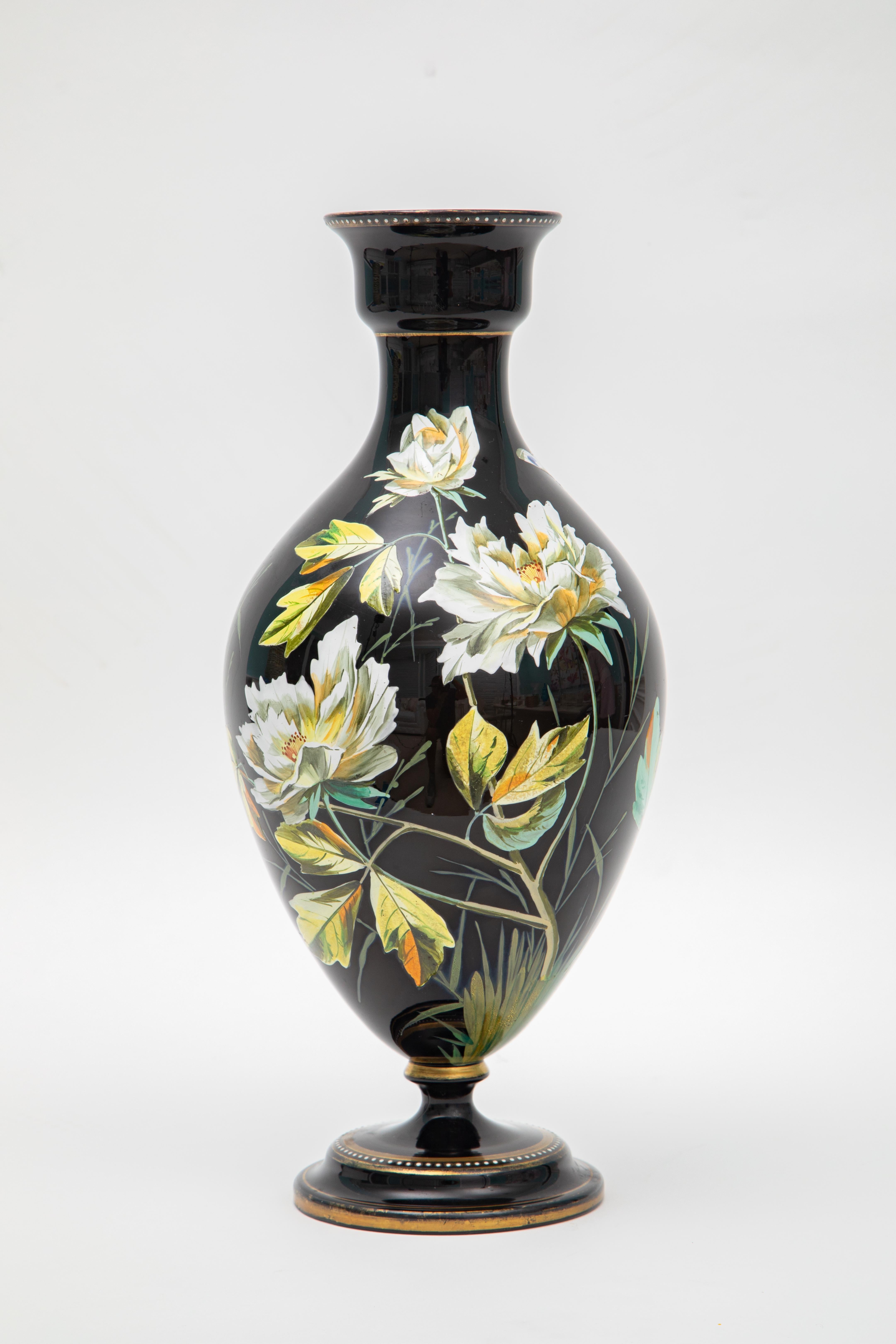Tardo vittoriano Vaso del XIX secolo, splendida decorazione a smalto a mano su vetro nero in vendita