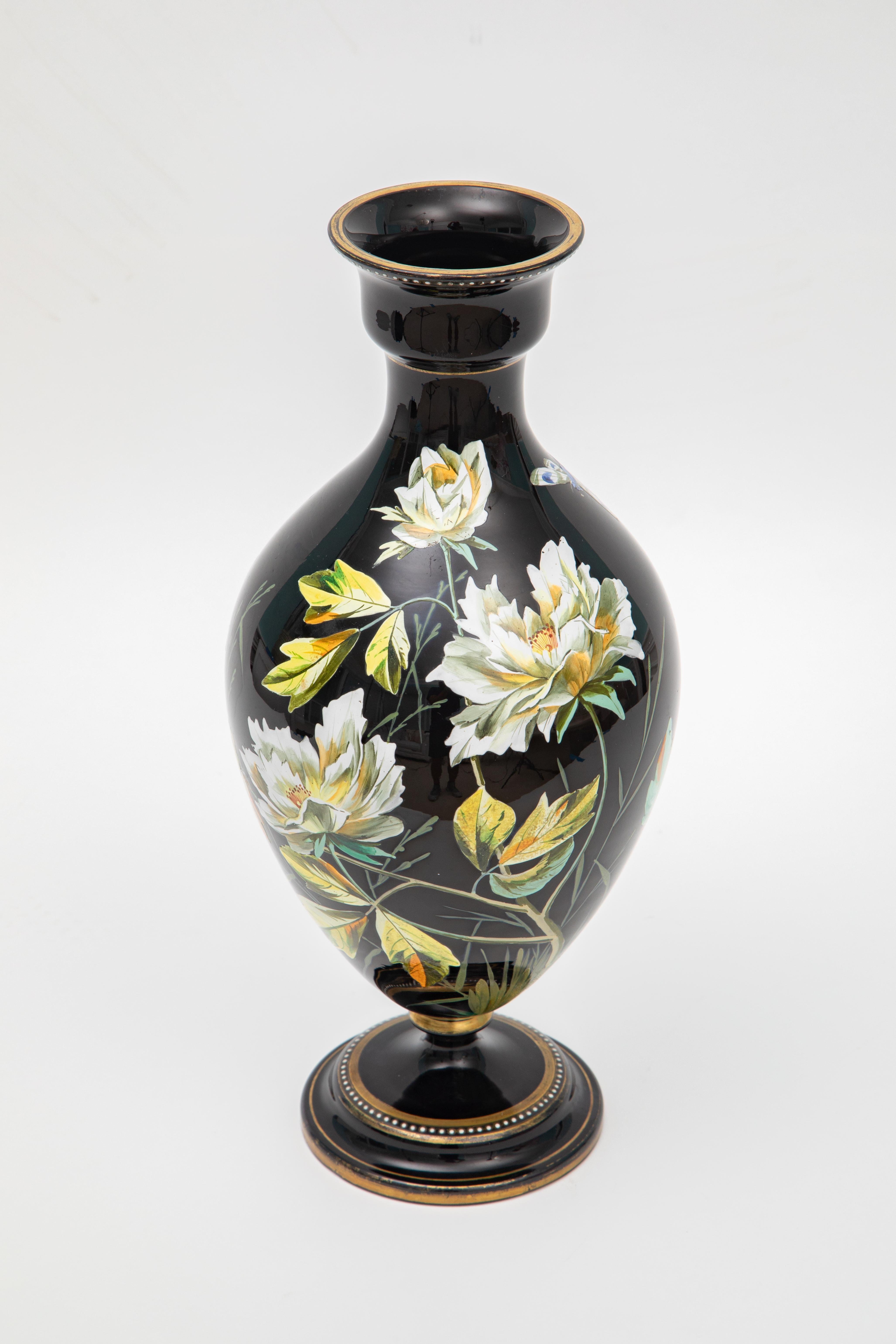 Ceco Vaso del XIX secolo, splendida decorazione a smalto a mano su vetro nero in vendita