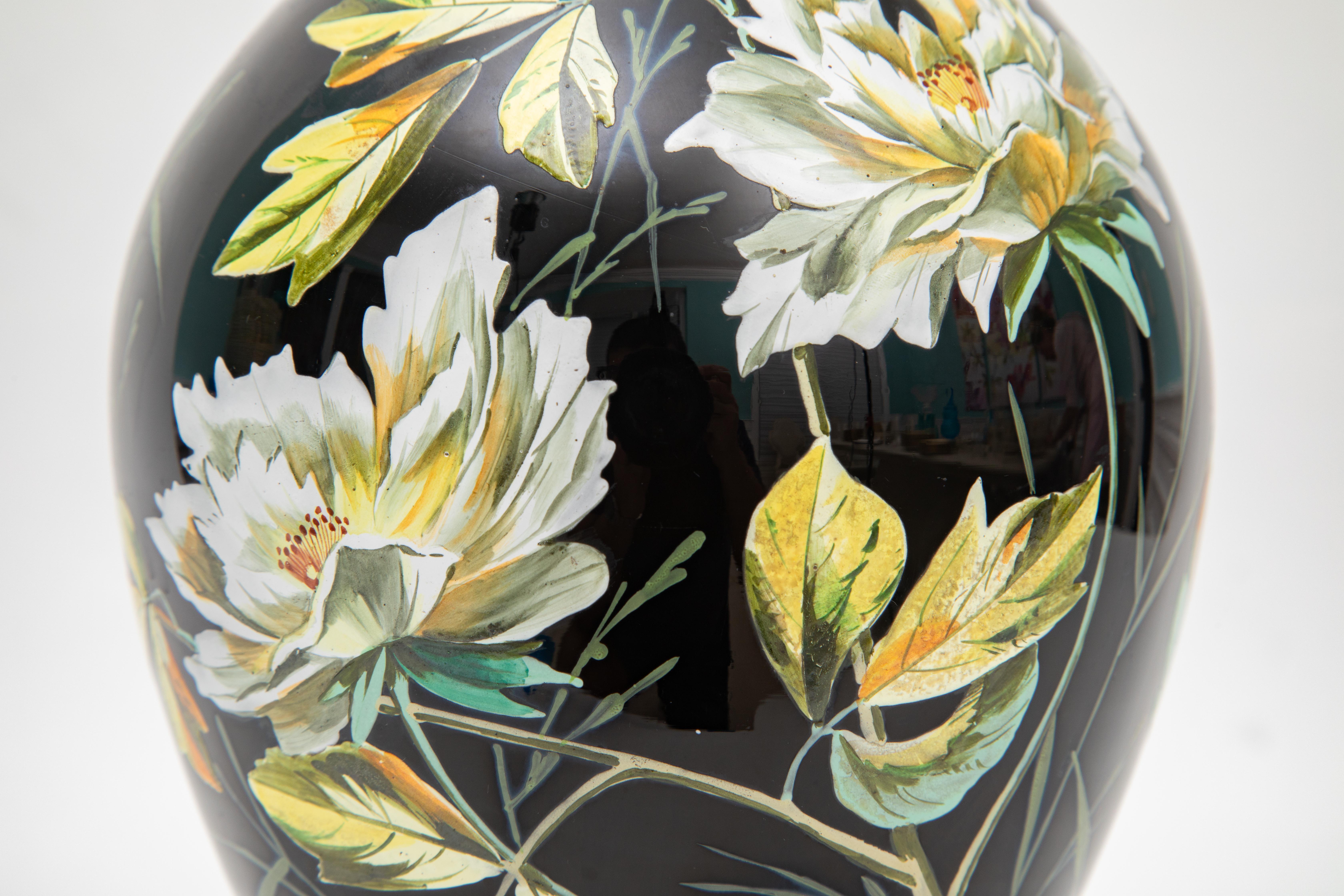 Fatto a mano Vaso del XIX secolo, splendida decorazione a smalto a mano su vetro nero in vendita