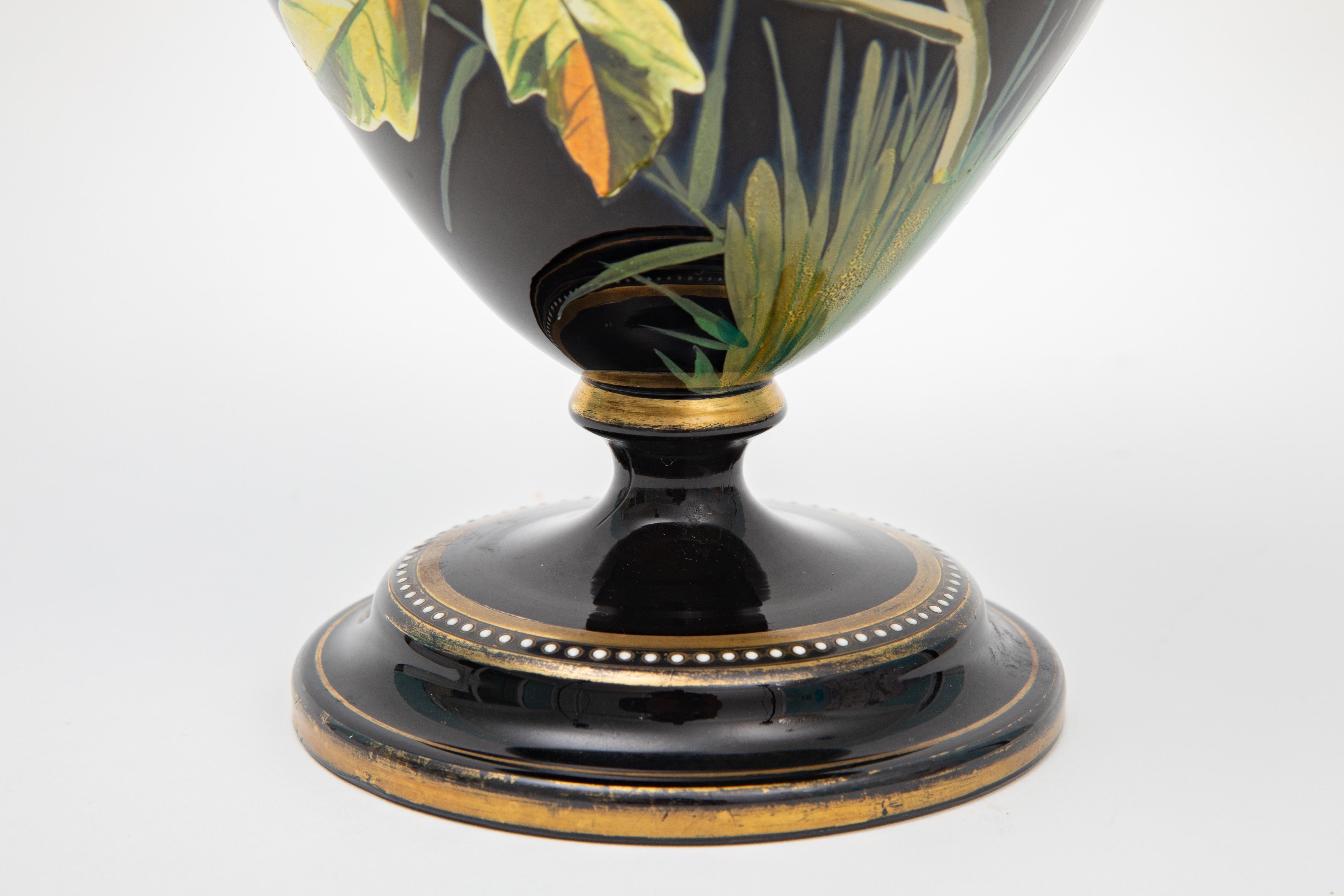 Vaso del XIX secolo, splendida decorazione a smalto a mano su vetro nero In condizioni buone in vendita a West Palm Beach, FL