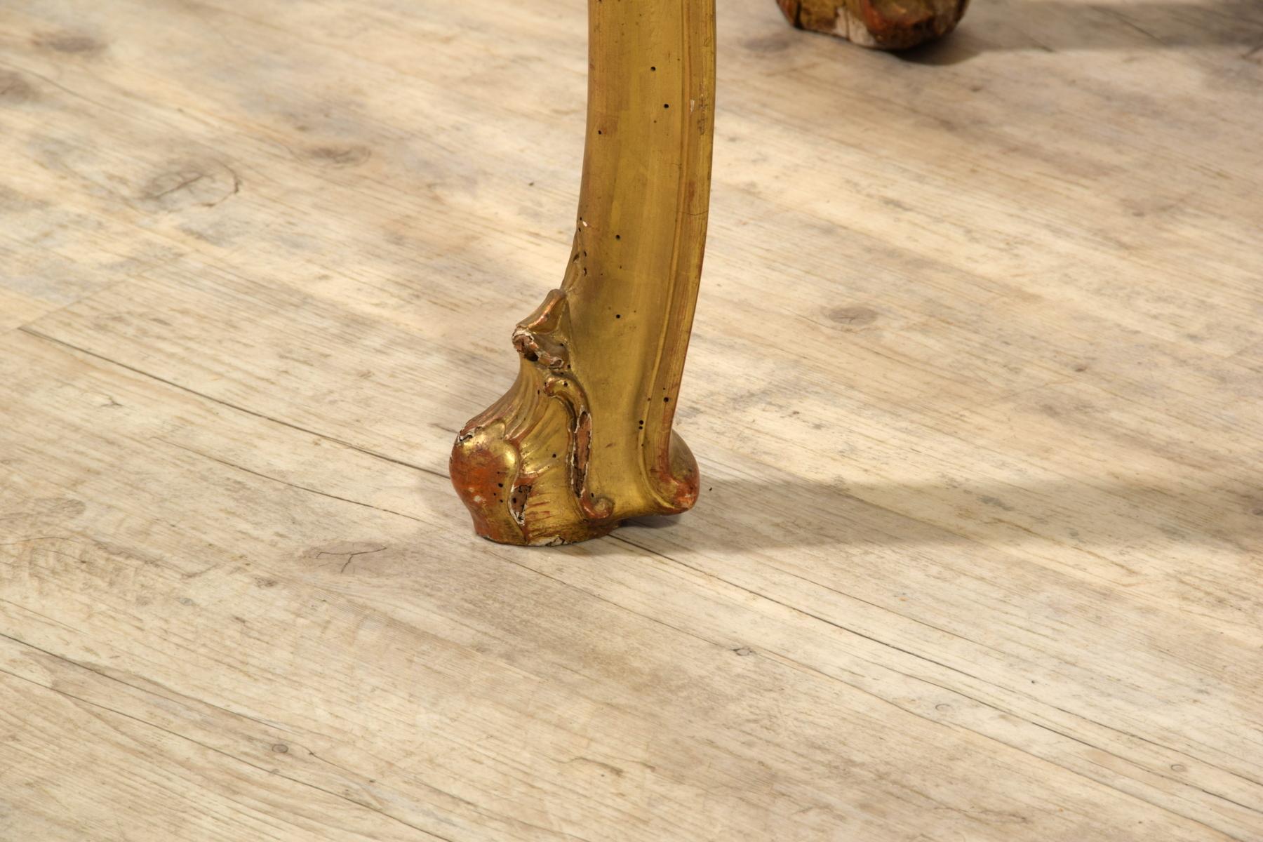 19ème siècle:: Table Console en bois doré sculpté vénitien en vente 8