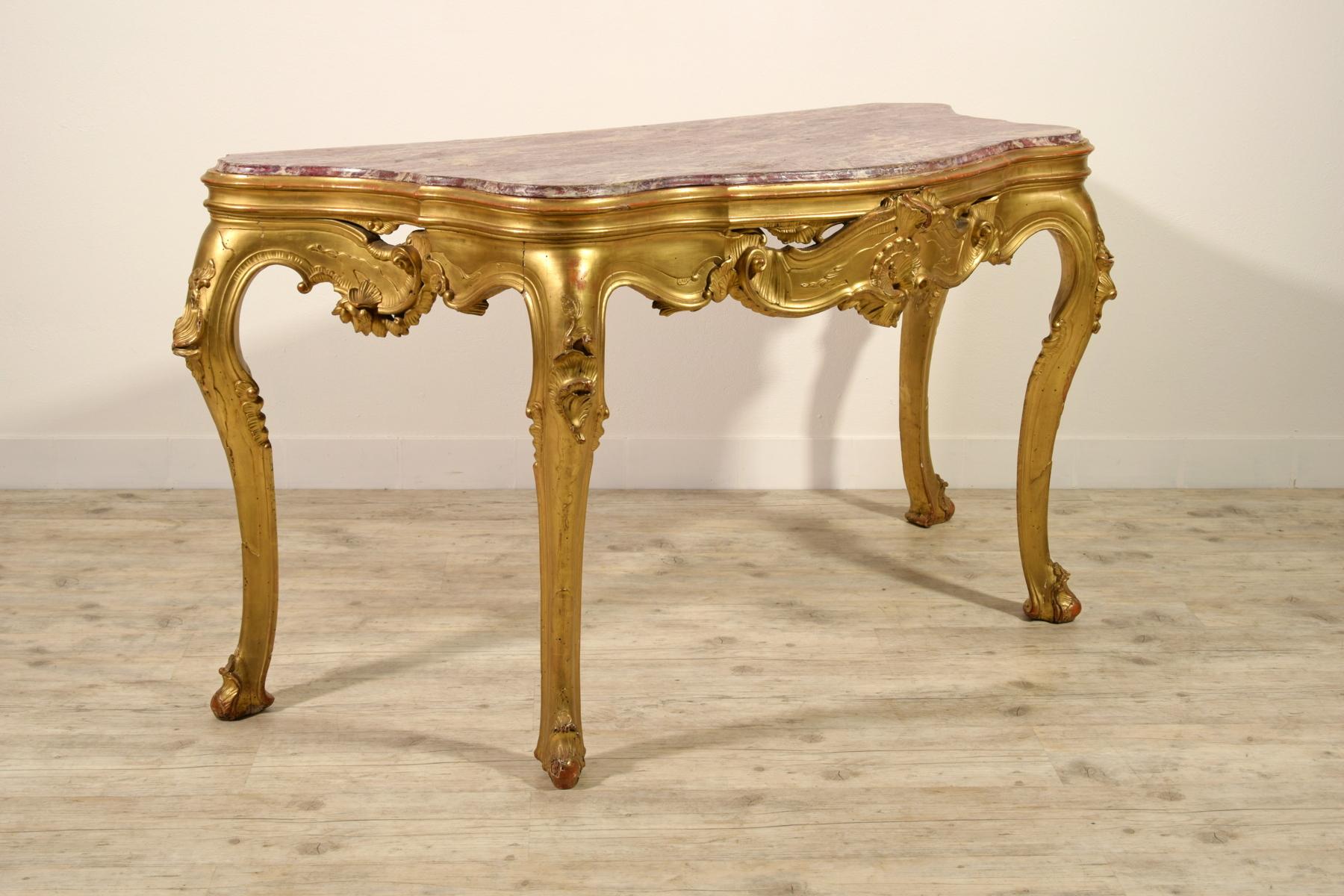Louis XV 19ème siècle:: Table Console en bois doré sculpté vénitien en vente