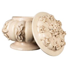 Zuppiera coperta in cremagliera veneziana del XIX secolo con motivi floreali