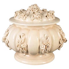 Bol à soupe vénitien du 19ème siècle recouvert de faïence crème avec motifs floraux