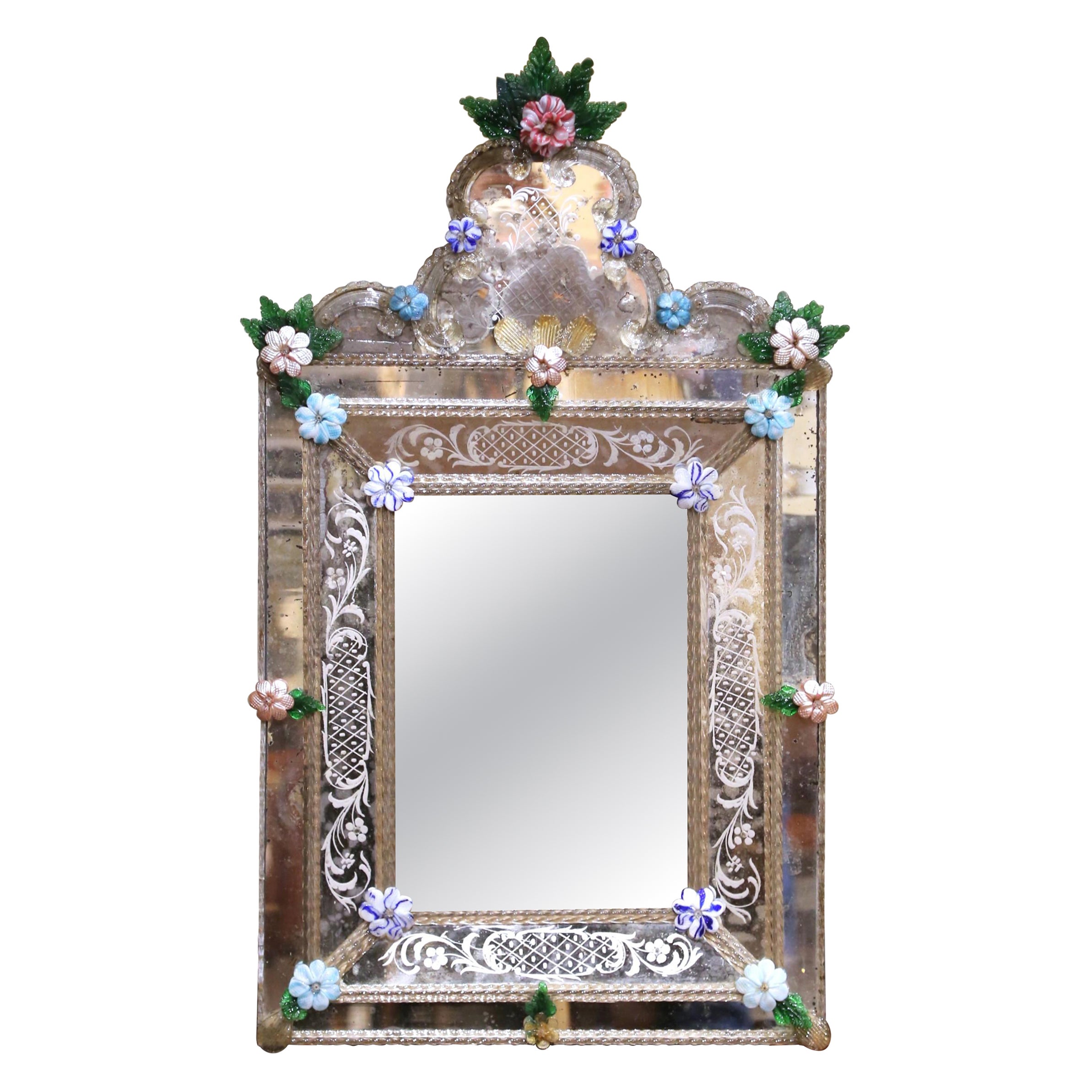 Miroir mural vénitien du XIXe siècle, orné d'un coussin décoratif et de fleurs en verre de Murano