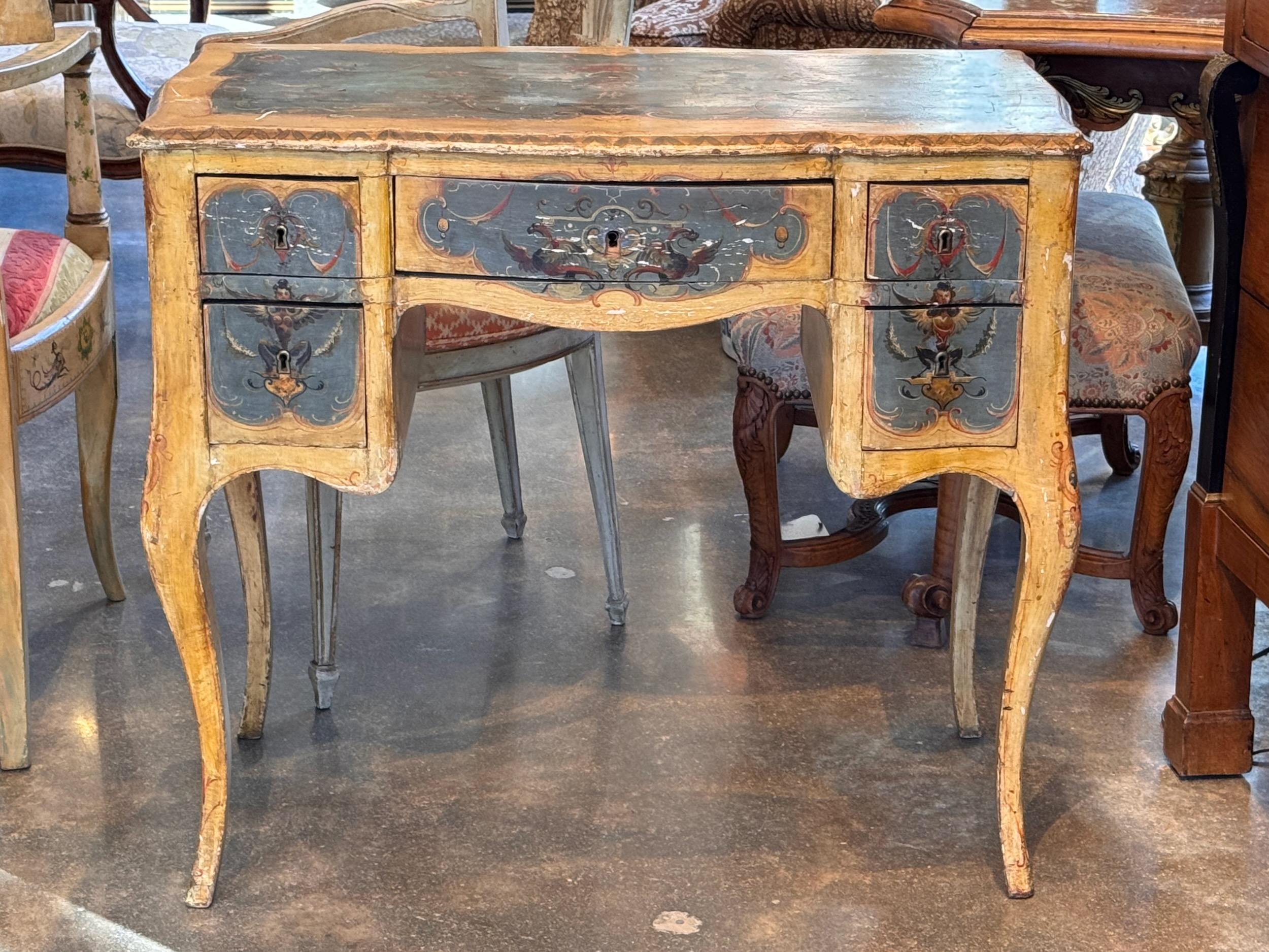 Questa è un'affascinante scrivania veneziana. La decorazione è bellissima.