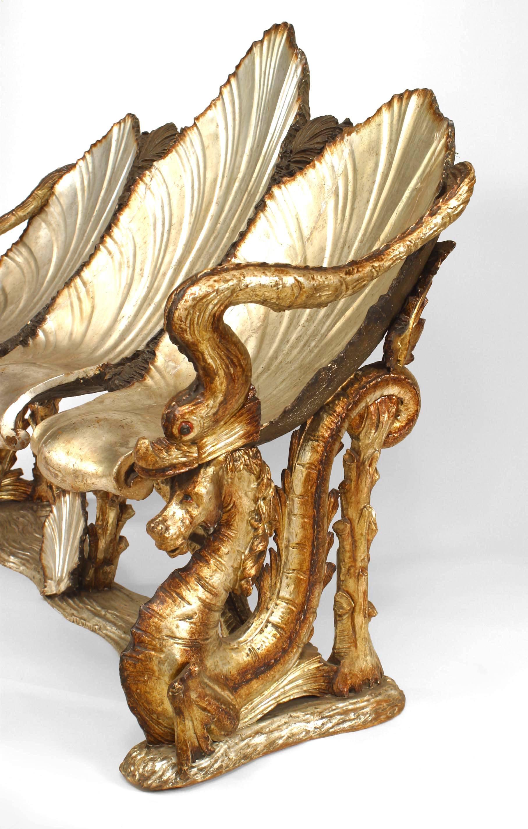 Italienische venezianische Grotte (19. Jh.) Silbervergoldetes Sofa mit dreifachem Muschelsitz und Delphin- und Seepferdchen-Motiv (aus: Pauly et Cie, Venedig)
