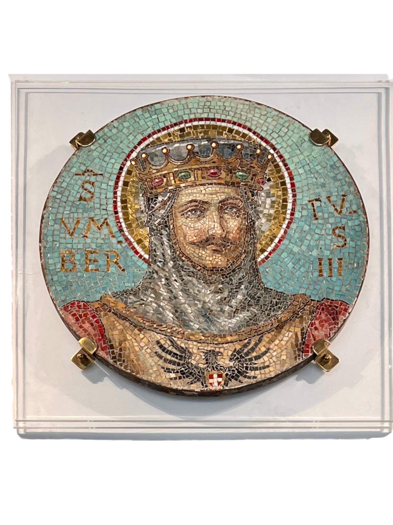 Venetianisches italienisches Rundmosaik des 19. Jahrhunderts von Umberto III. Das sehr farbenfrohe und detaillierte Werk ist auf eine Lucite-Platte montiert. Umberto III. (1136-1188), bekannt als 