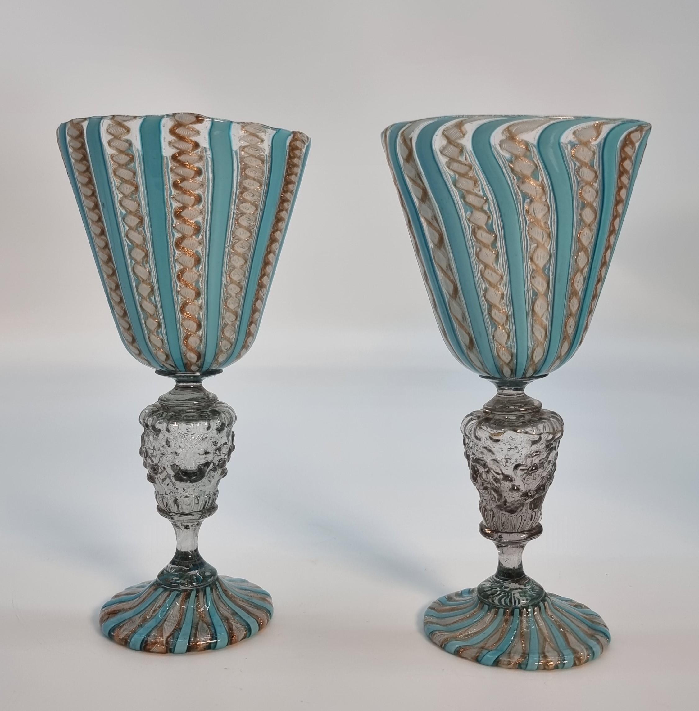 Lattique vénitien du XIXe siècle  aiguière/jarre en verre, Stand et une paire de gobelets c1870 en vente 7