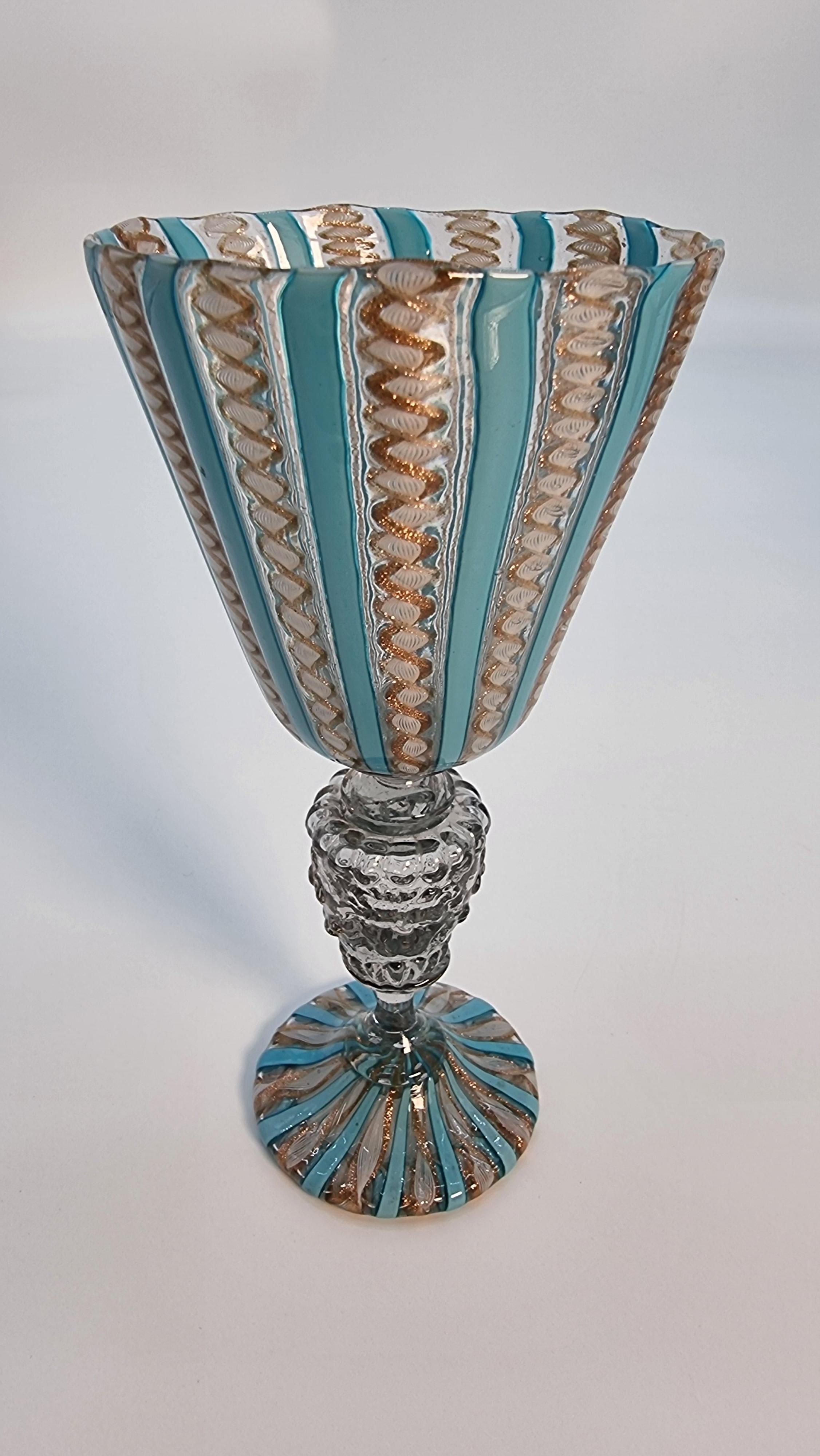 Lattique vénitien du XIXe siècle  aiguière/jarre en verre, Stand et une paire de gobelets c1870 en vente 9