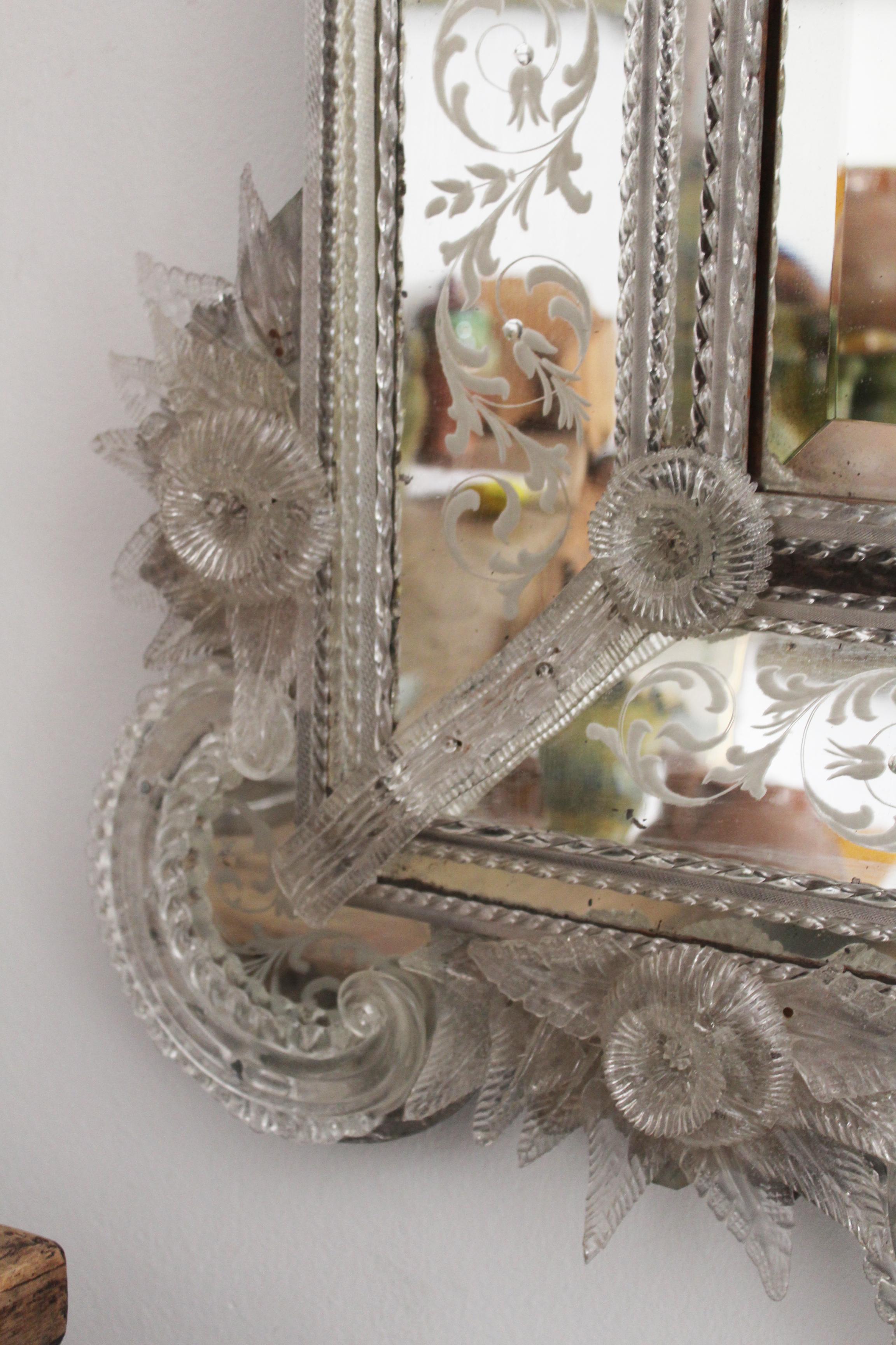 19th Century Venetian Mirror Profusely Decorated with Floral Motifs In Good Condition In Marbella, ES