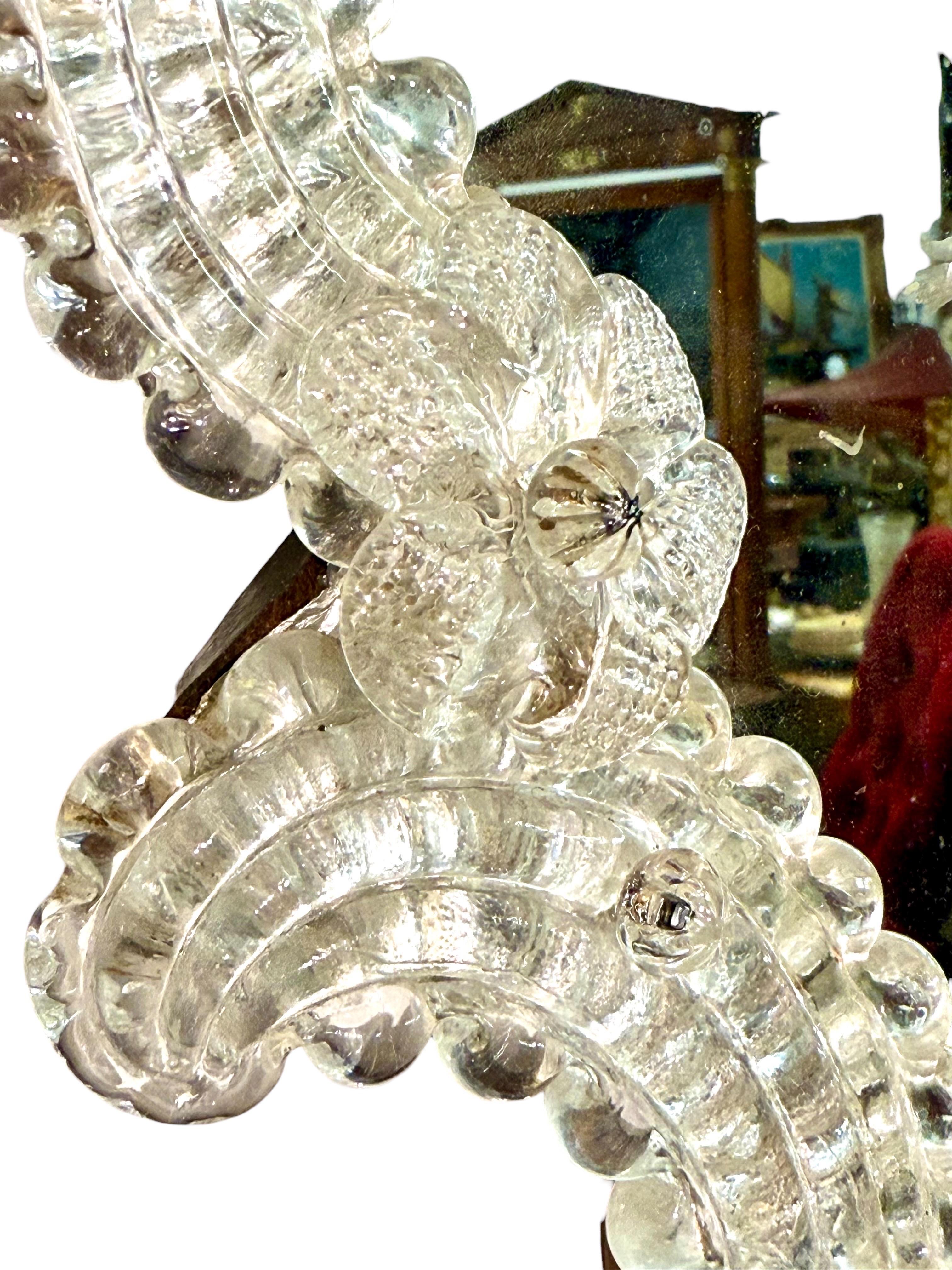 Noyer Miroir vénitien du XIXe siècle à décor gravé raffiné en vente