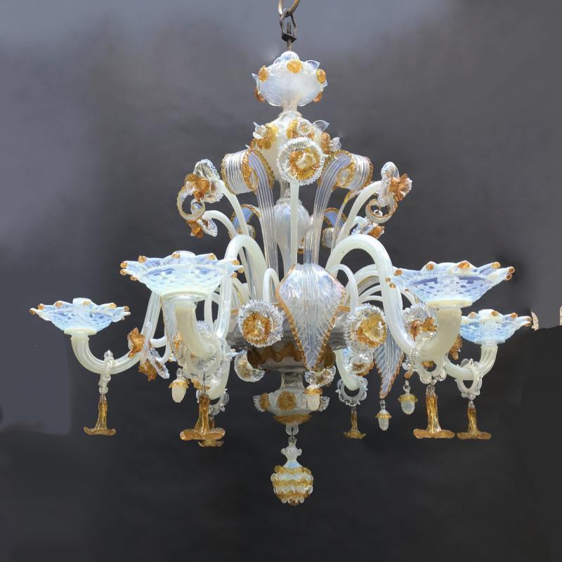 Antique Venetian blown glass chandelier, crafted in Murano Italy in the mid-19th century, realized for candles lighting, before electricity.
A timeless Murano antique circular chandelier, a rare Italian opal glass chandelier with an iridescent