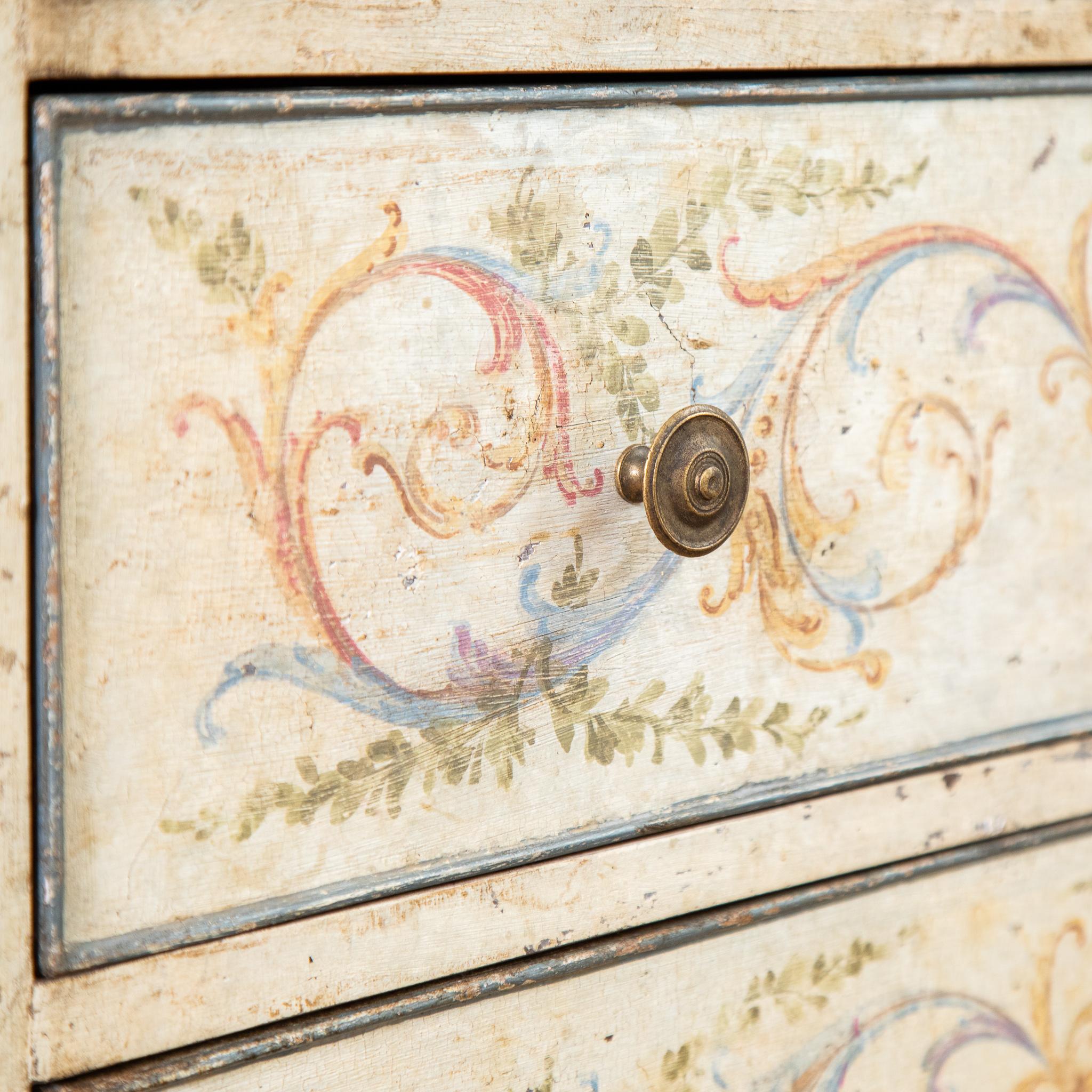 Handbemalte venezianische Kommode im neoklassischen Stil des 19. Jahrhunderts im Angebot 2