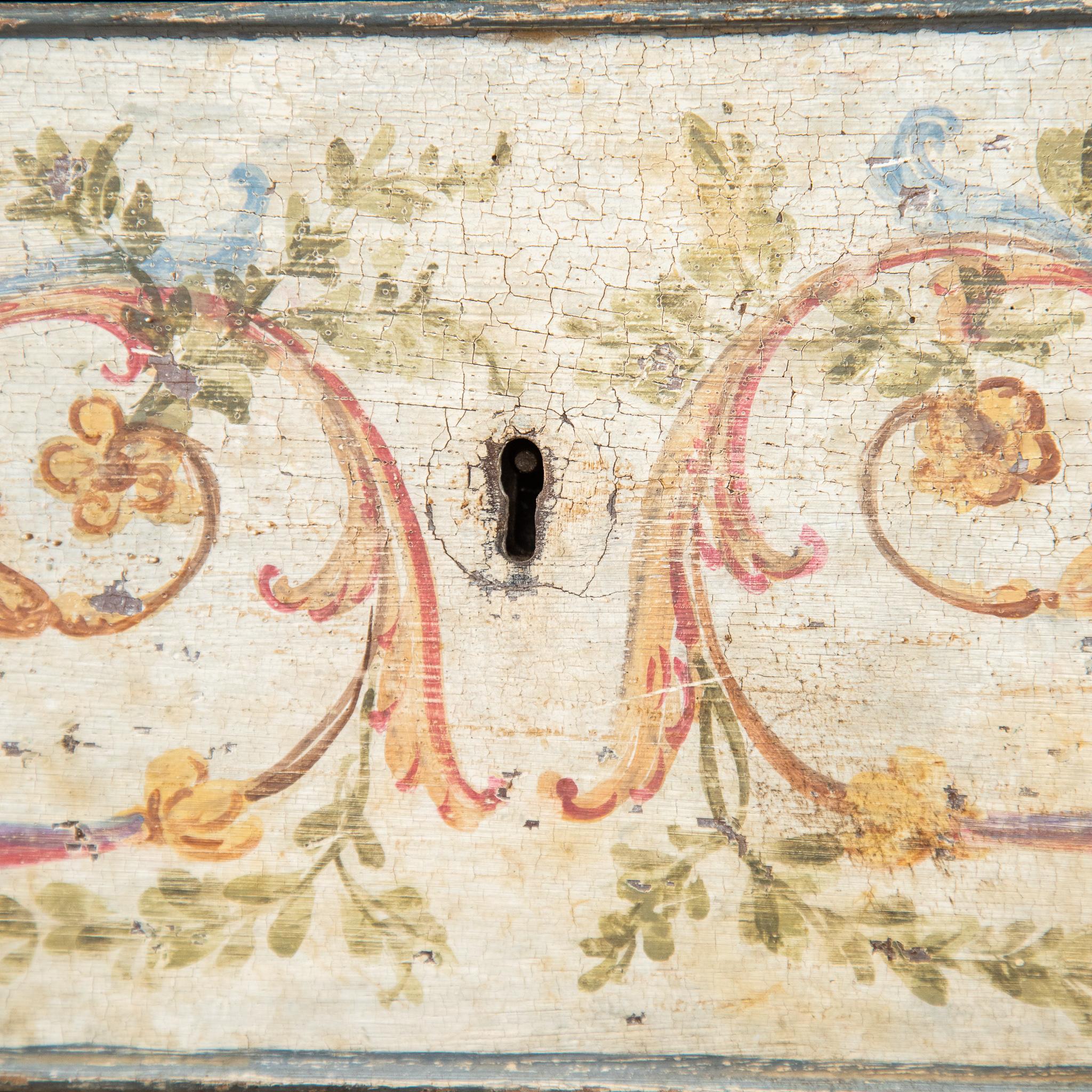Handbemalte venezianische Kommode im neoklassischen Stil des 19. Jahrhunderts im Angebot 3