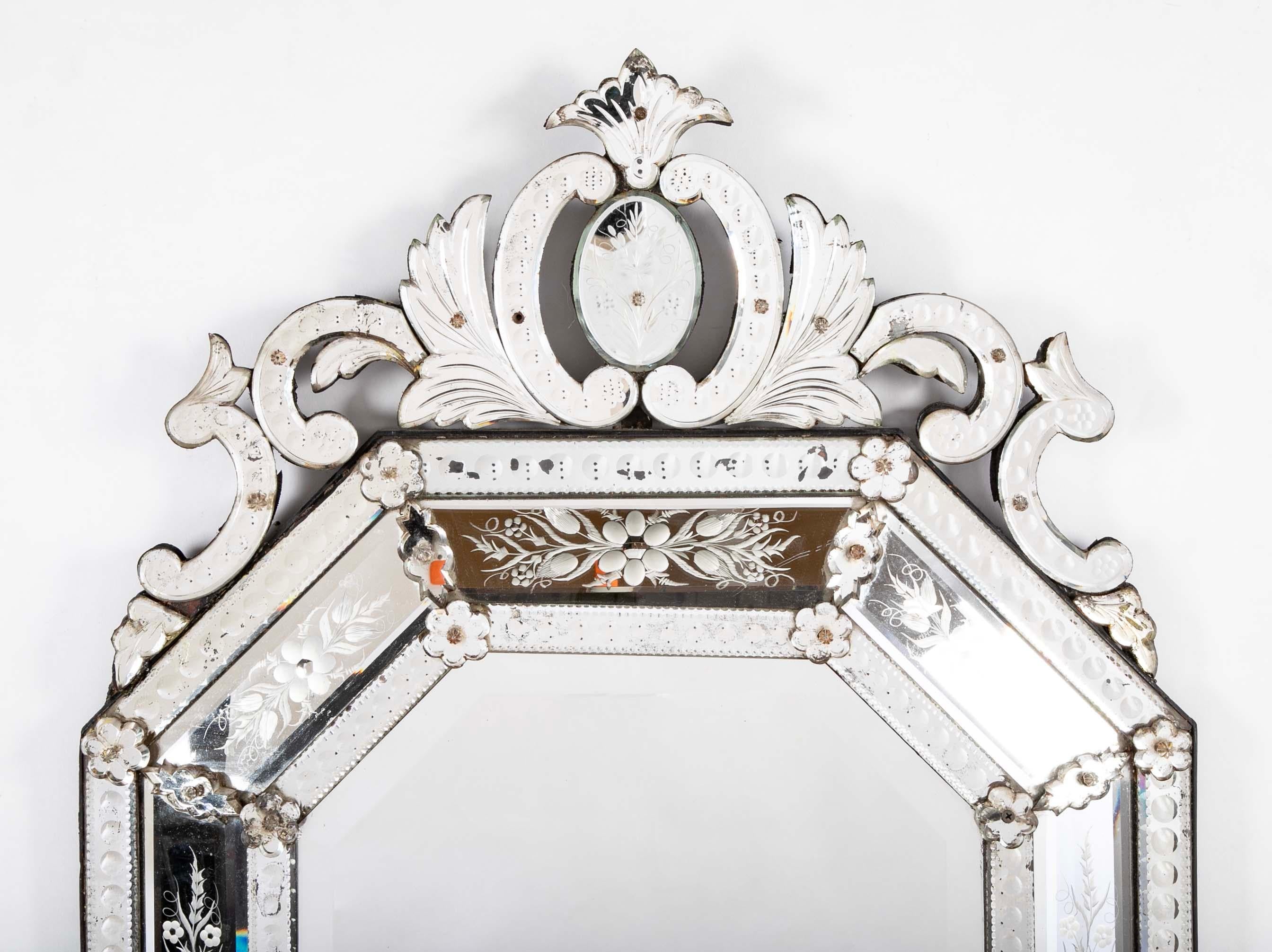 Espejo veneciano octogonal de cristal tallado y grabado del siglo XIX Rococó en venta
