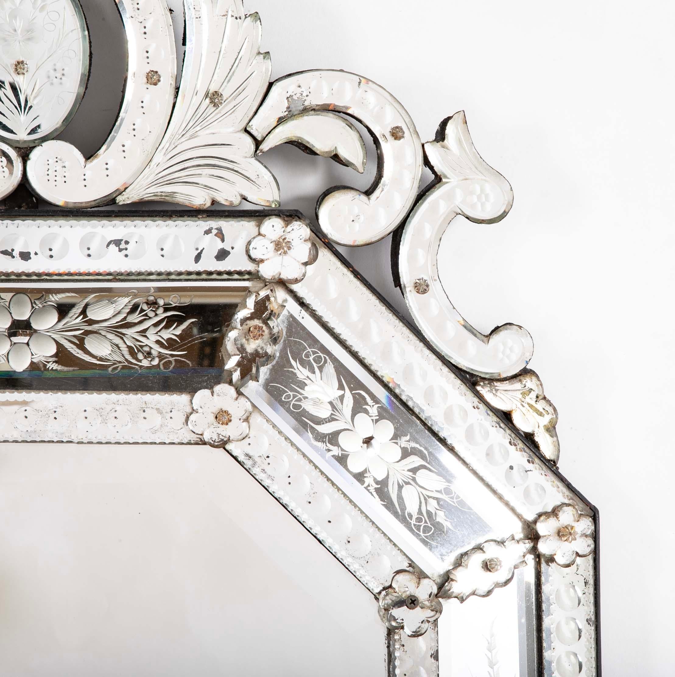 Espejo veneciano octogonal de cristal tallado y grabado del siglo XIX Italiano en venta