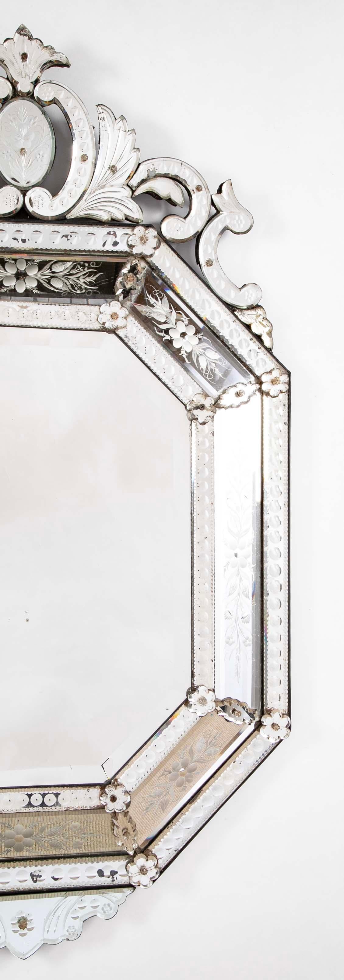 Espejo veneciano octogonal de cristal tallado y grabado del siglo XIX en Bueno estado para la venta en Stamford, CT