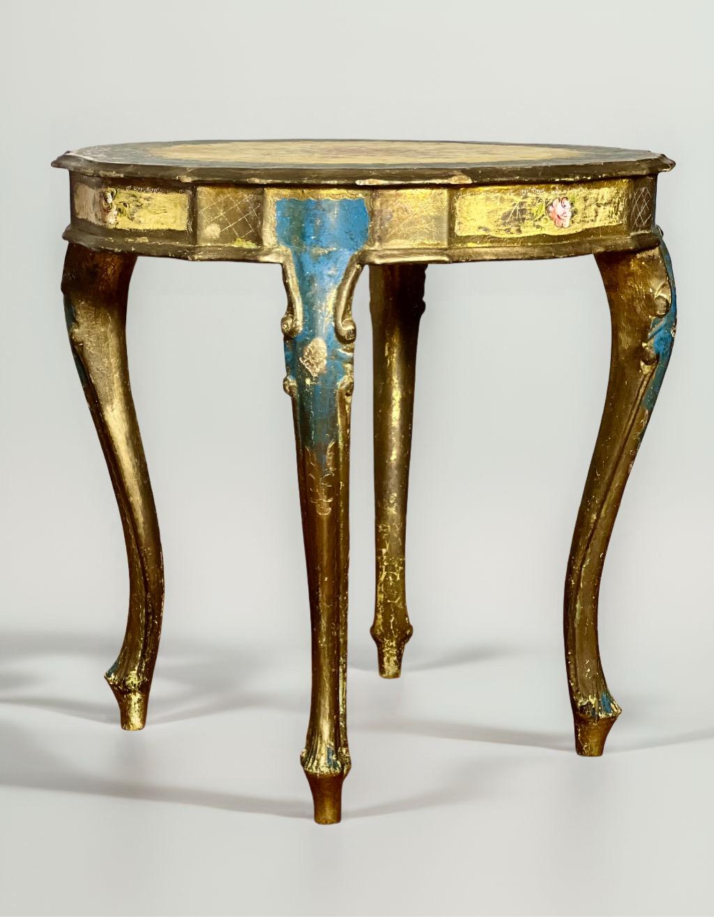 Antiker italienischer handbemalter und vergoldeter Beistelltisch in venezianischem Ceruleanblau und Creme mit einem zentralen polychromen Blumenbouquet und Schürzenakzenten. Die skulpturale Tischplatte steht auf Cabriole-Beinen, deren Oberfläche mit