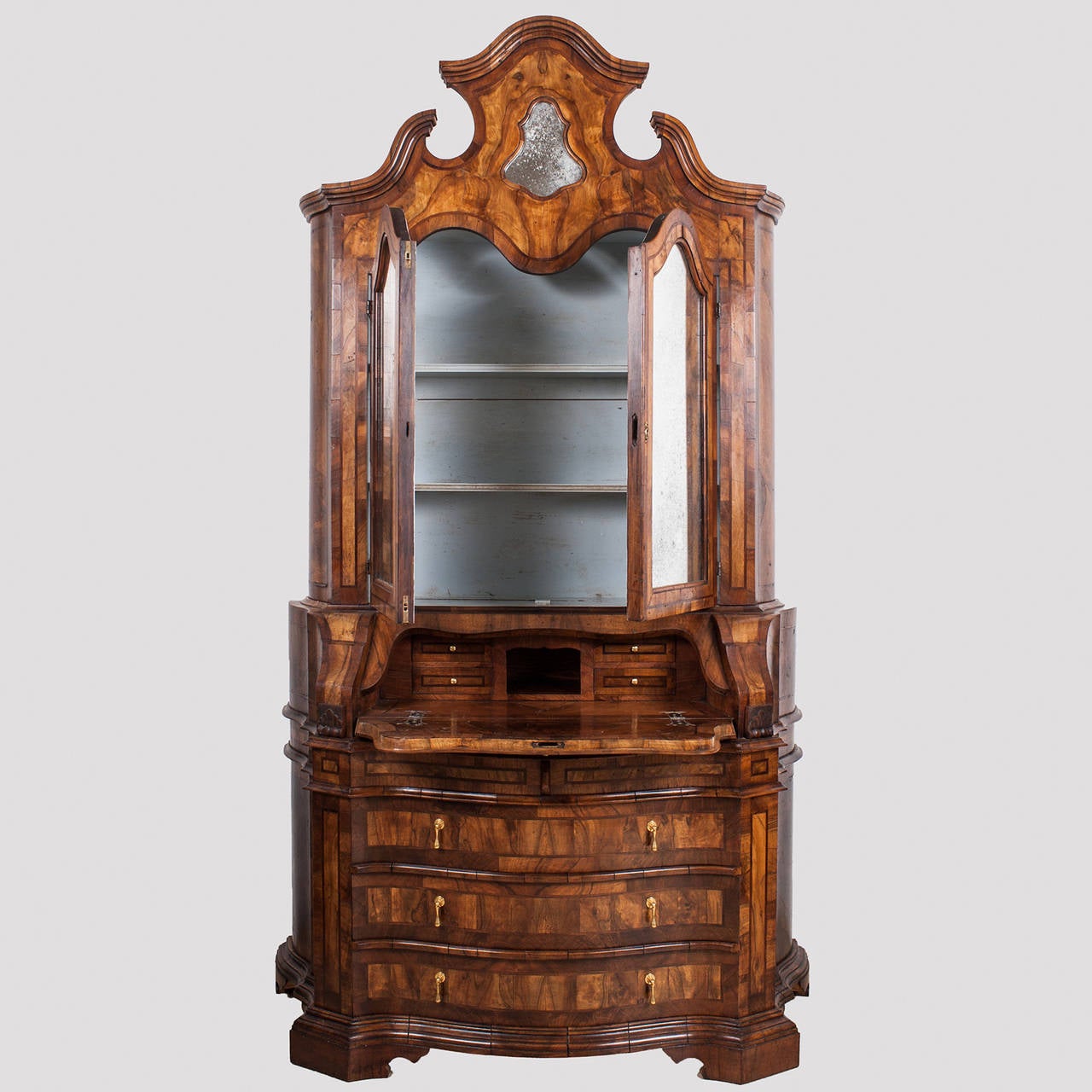 Venetian style bookcase, made of walnut root. follows the models of the 18th century,
The furniture is divided into two parts, bottom with three large drawers and two small at the top, just opens a door of a small desk, inside it has four other