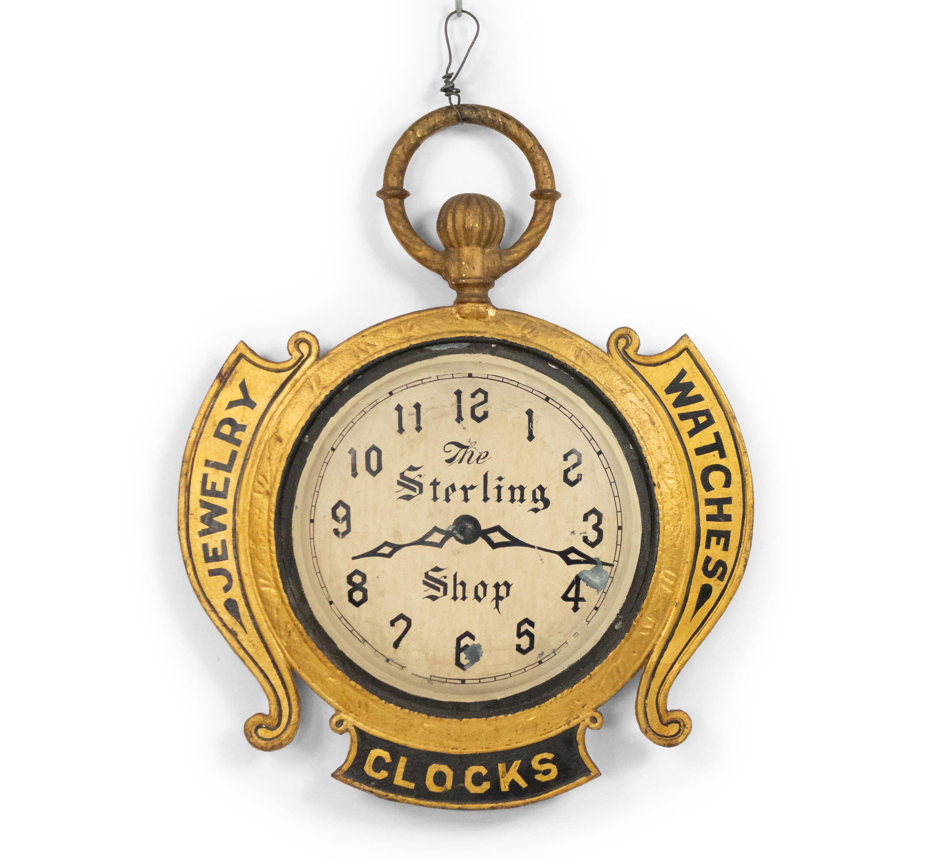 Amerikanisches Landhaus (19. Jahrhundert), bemaltes, goldfarbenes, doppelseitiges Uhrenschild in Form einer Taschenuhr.
