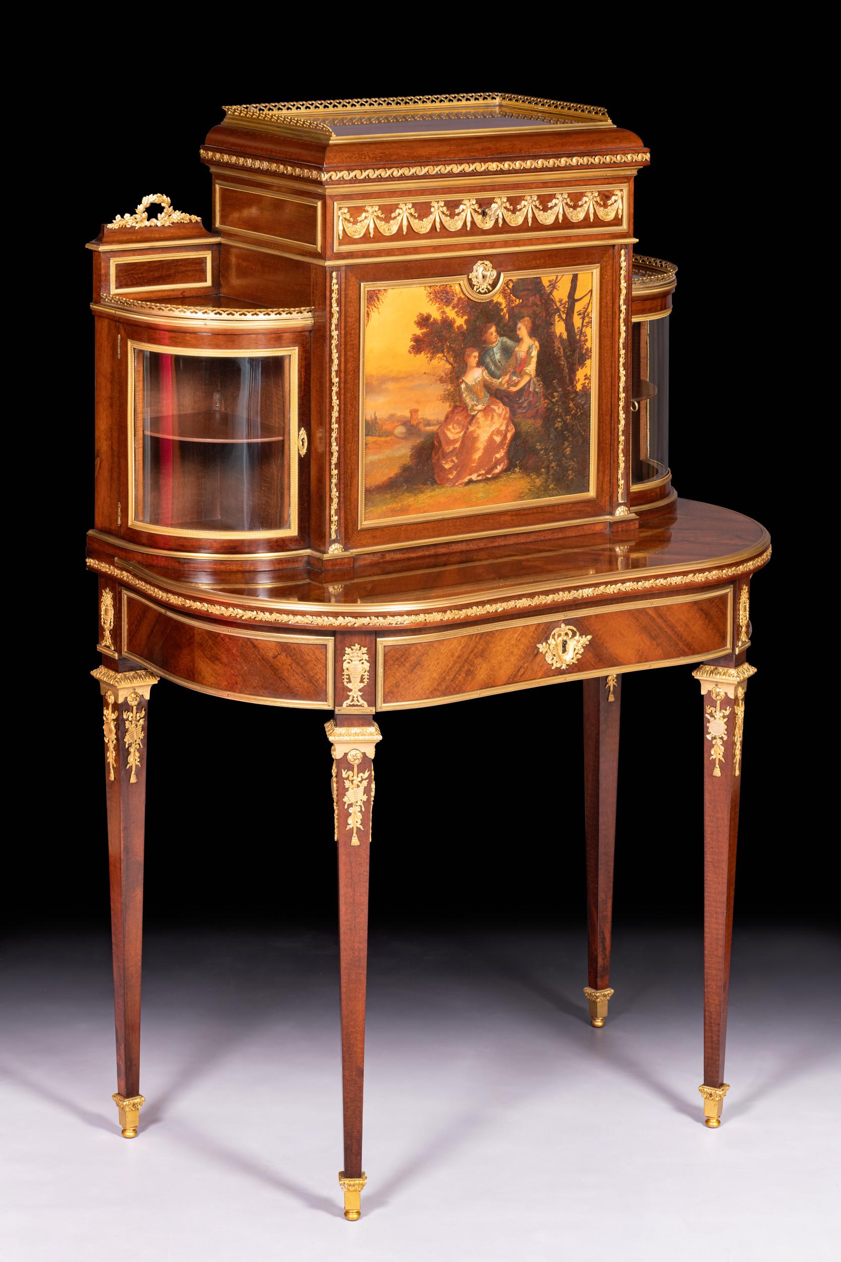 Superbo mobile secretaire francese della fine del XIX secolo in mogano fiammato e Vernis Martin alla maniera di Paul Sormani Paris. Il piano rettangolare con galleria a tre quarti di balaustra, sopra un fregio in ormolu e una porta con pannello