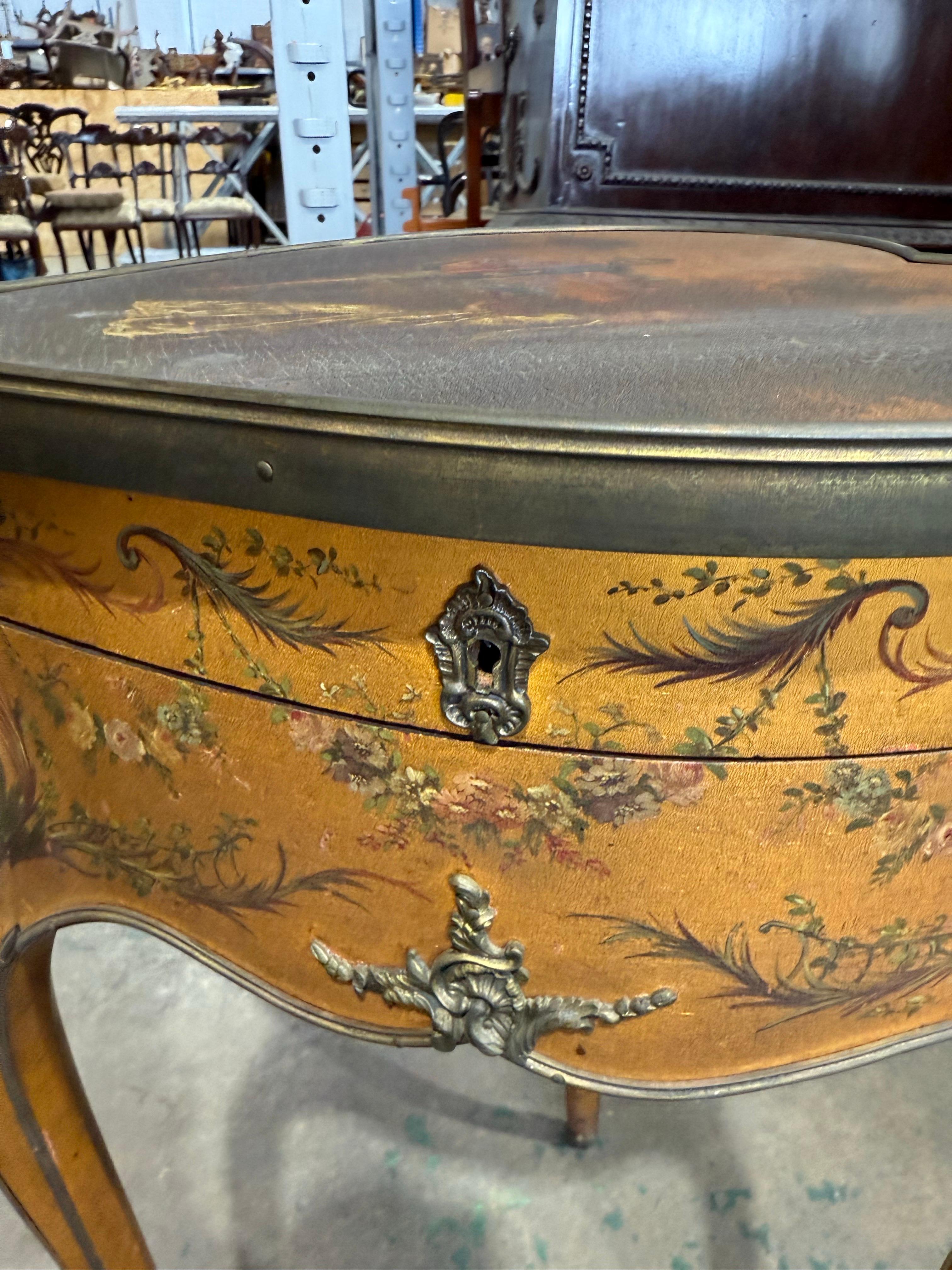 Table d'appoint en forme de coeur en Vernis Martin du 19ème siècle en vente 3
