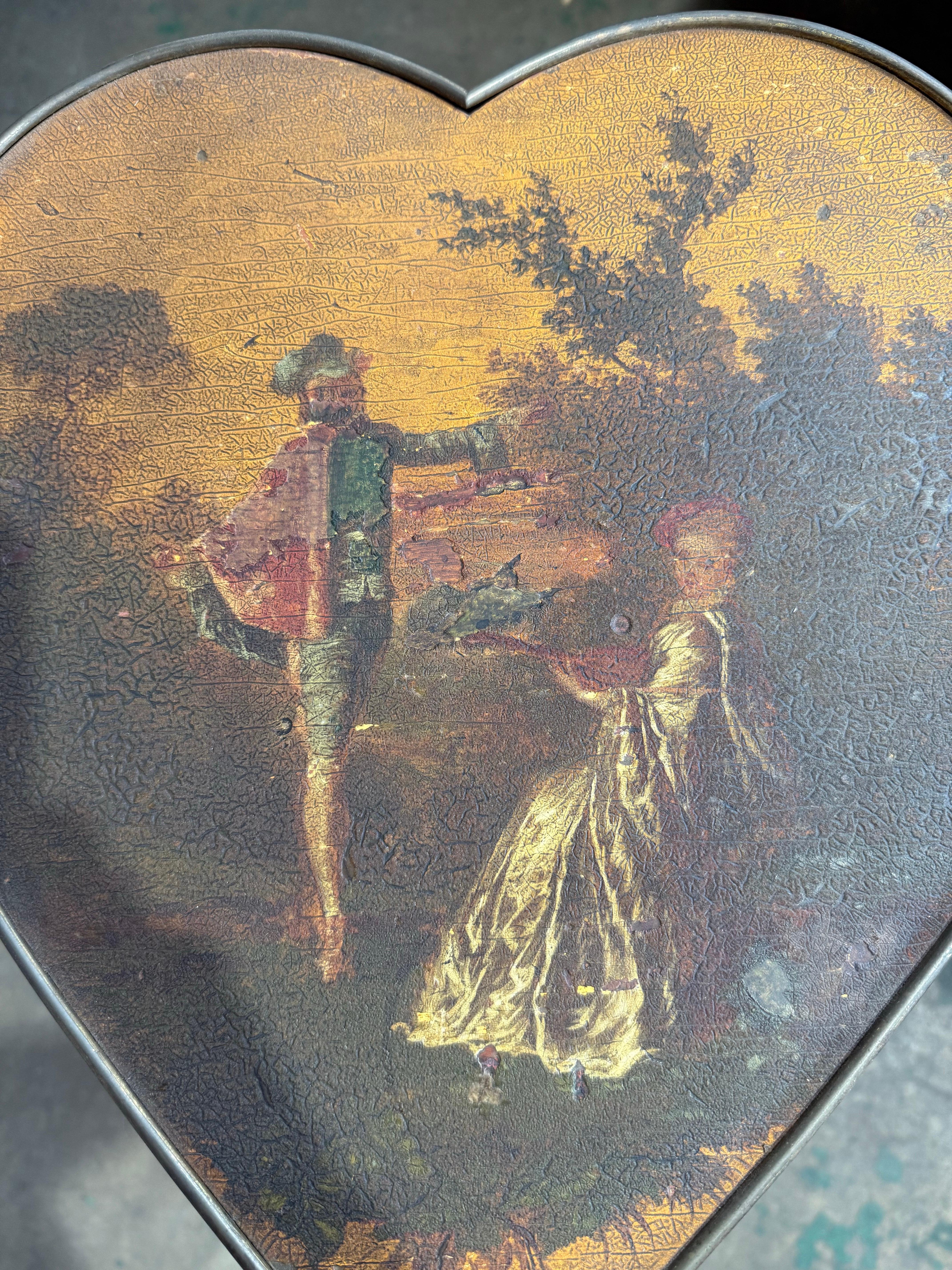 Une captivante table d'appoint en Vernis Martin du XIXe siècle, avec un rare plateau en forme de cœur, magnifiquement peint à la main d'une scène pastorale romantique d'un couple en train de se faire la cour. Le corps est orné de délicats motifs