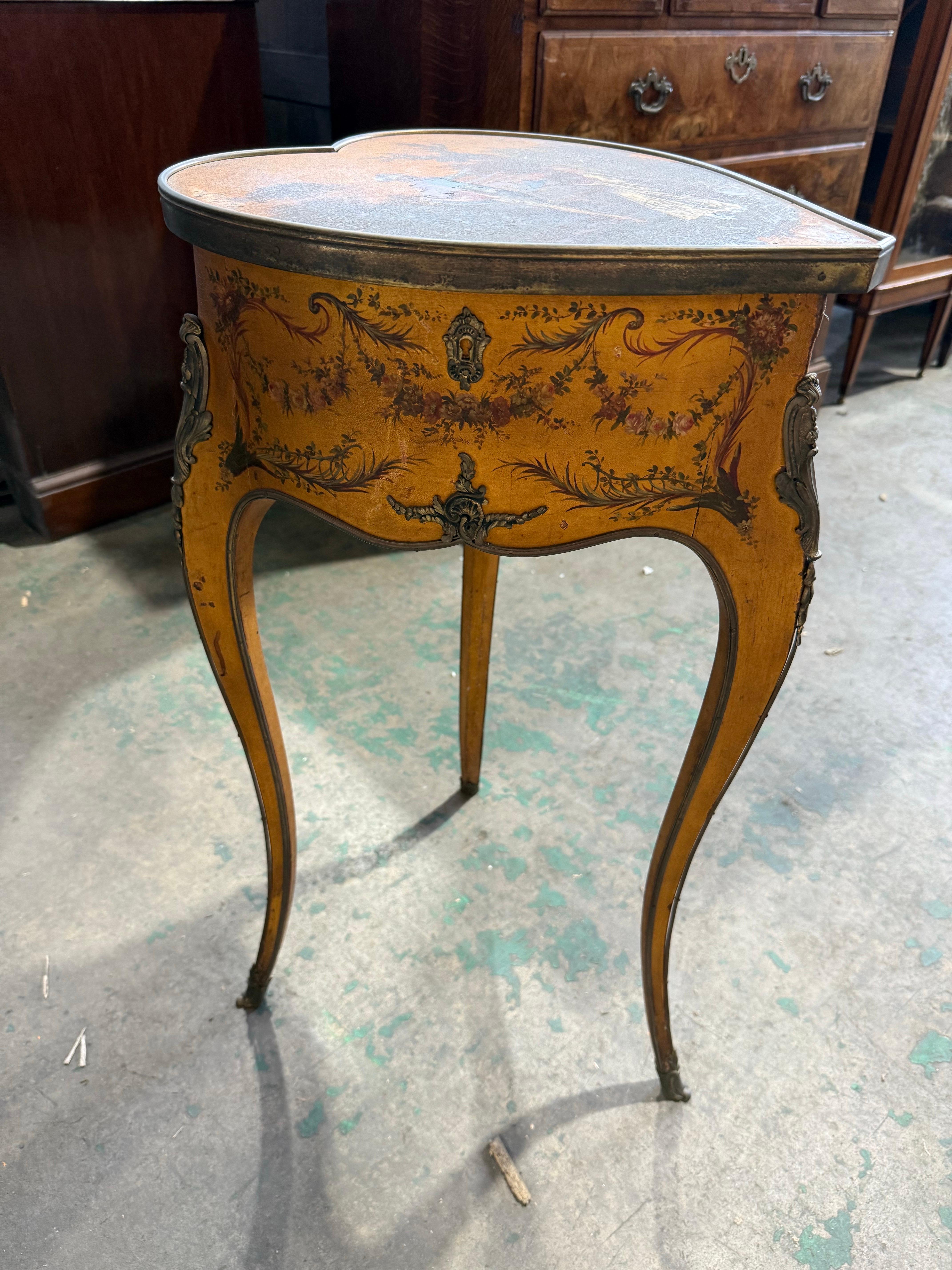 Sculpté à la main Table d'appoint en forme de coeur en Vernis Martin du 19ème siècle en vente