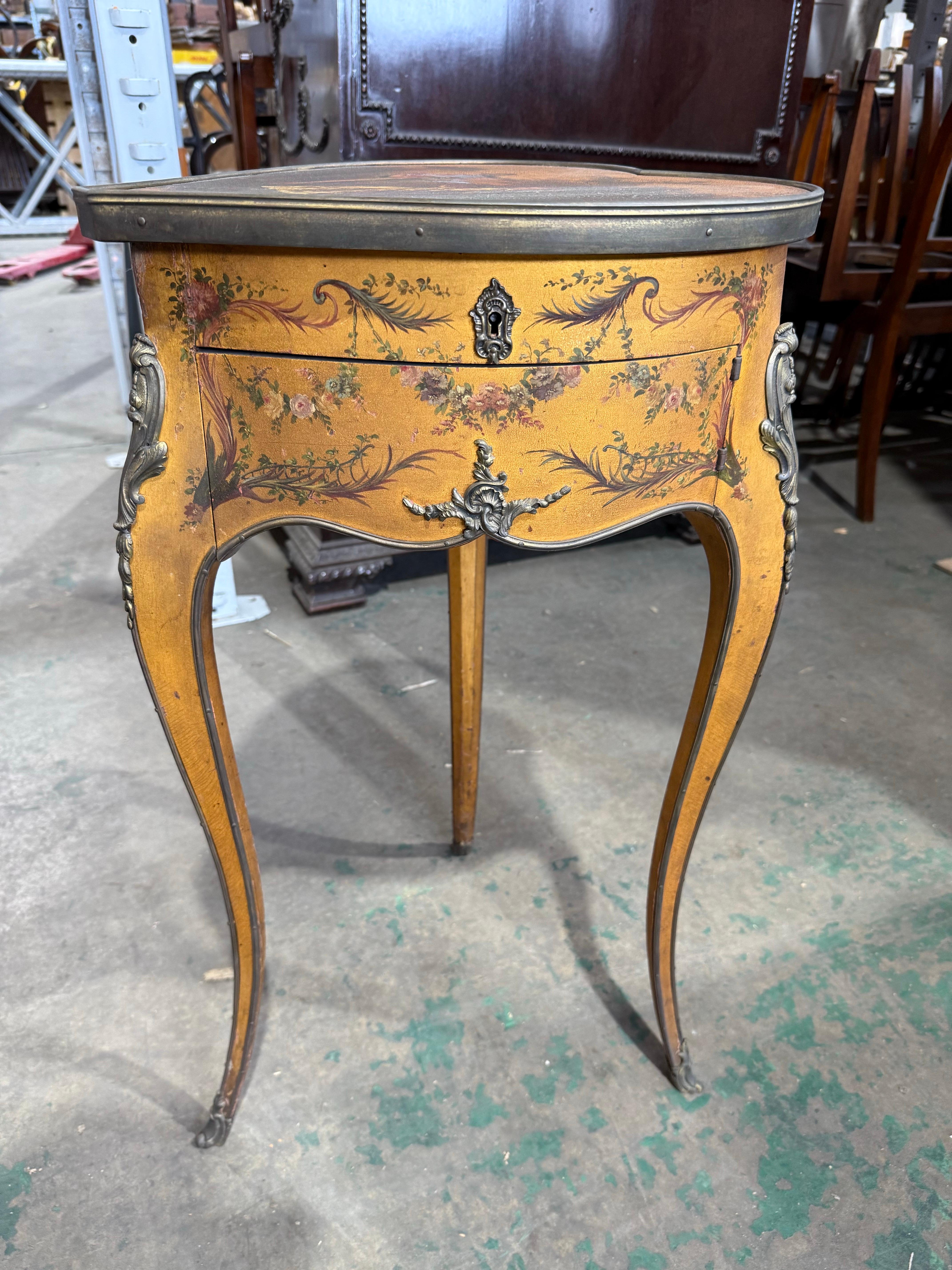 Table d'appoint en forme de coeur en Vernis Martin du 19ème siècle Bon état - En vente à Southall, GB