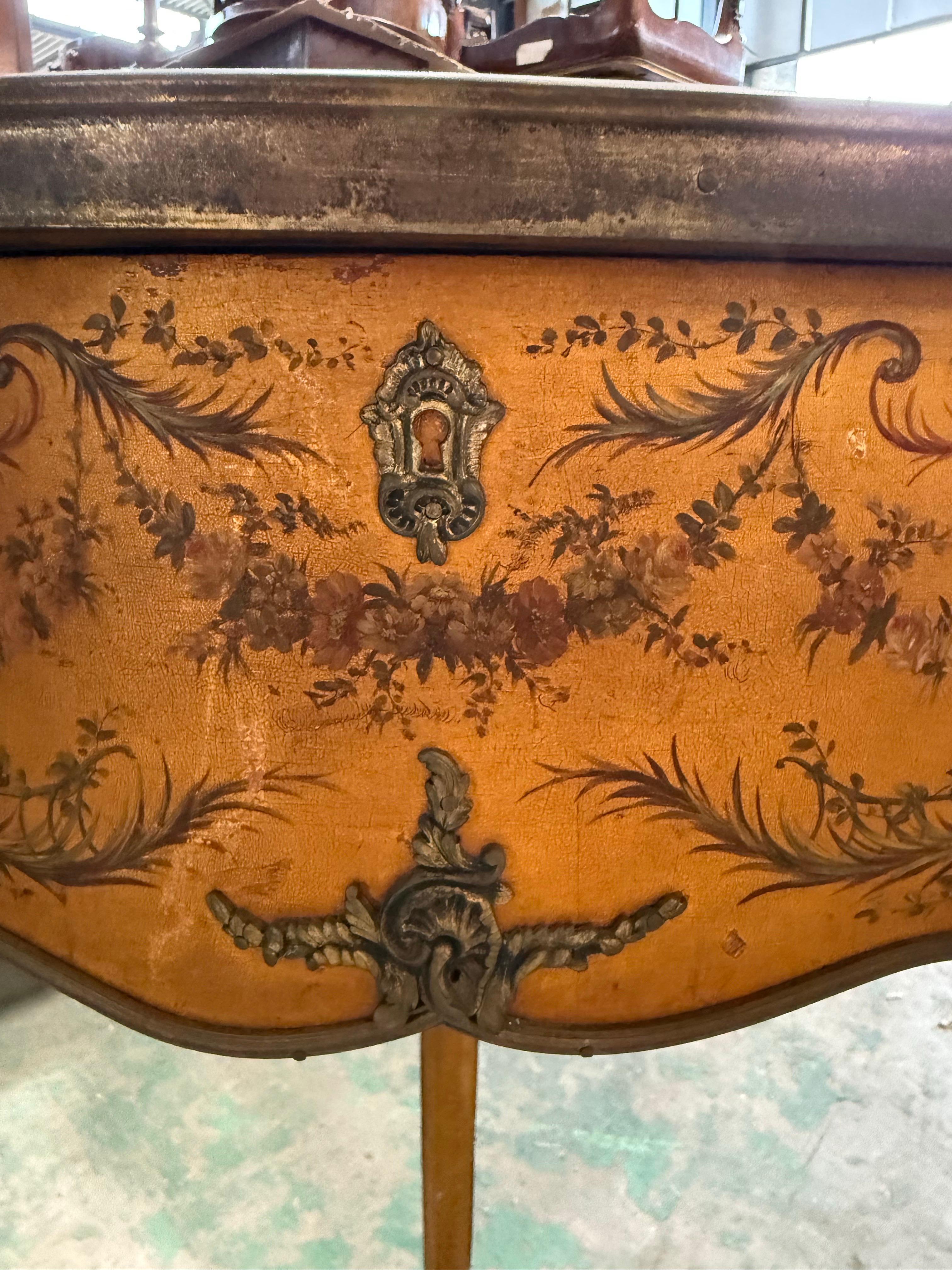 Bois Table d'appoint en forme de coeur en Vernis Martin du 19ème siècle en vente