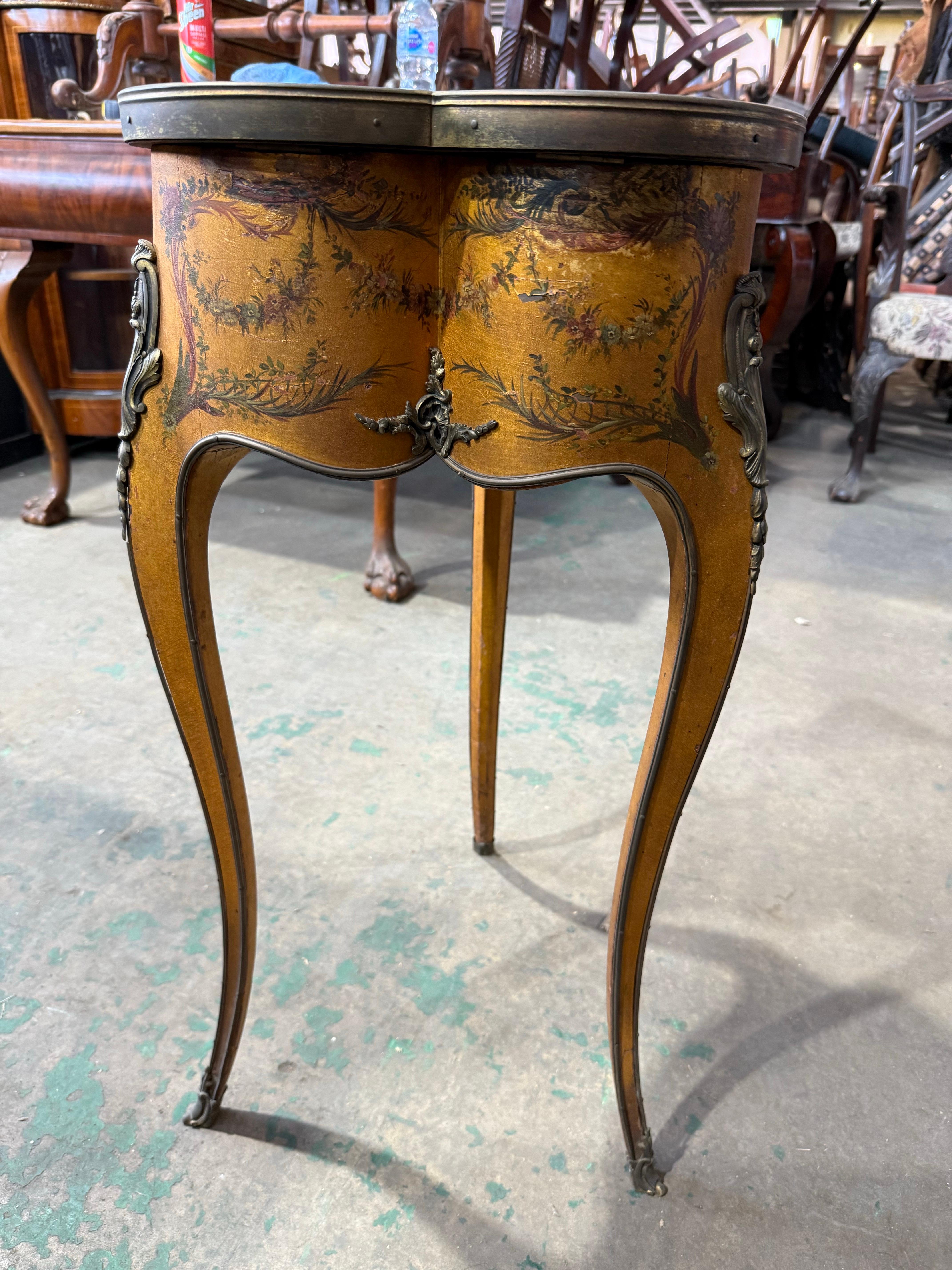 Table d'appoint en forme de coeur en Vernis Martin du 19ème siècle en vente 1
