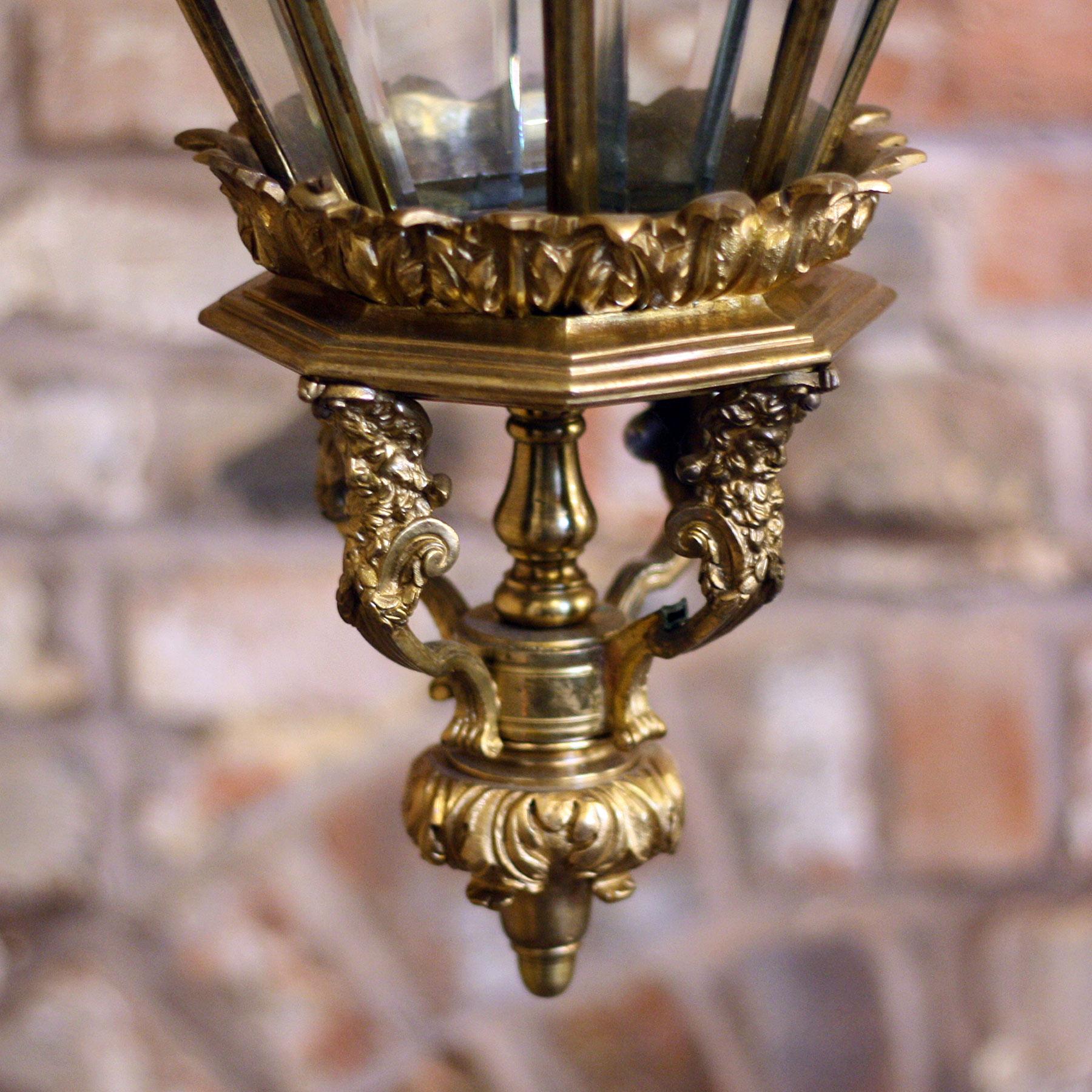 Exceptional 19th century Versailles Antique lantern, all fully restored and with original beveled glass.

The metal work has been polished back to it original glory which really makes every detail stand out. The Royal crown that sits upon the body