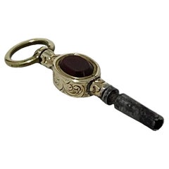 Très petite clé de montre du 19e siècle en laiton et or avec pierres de jaspe