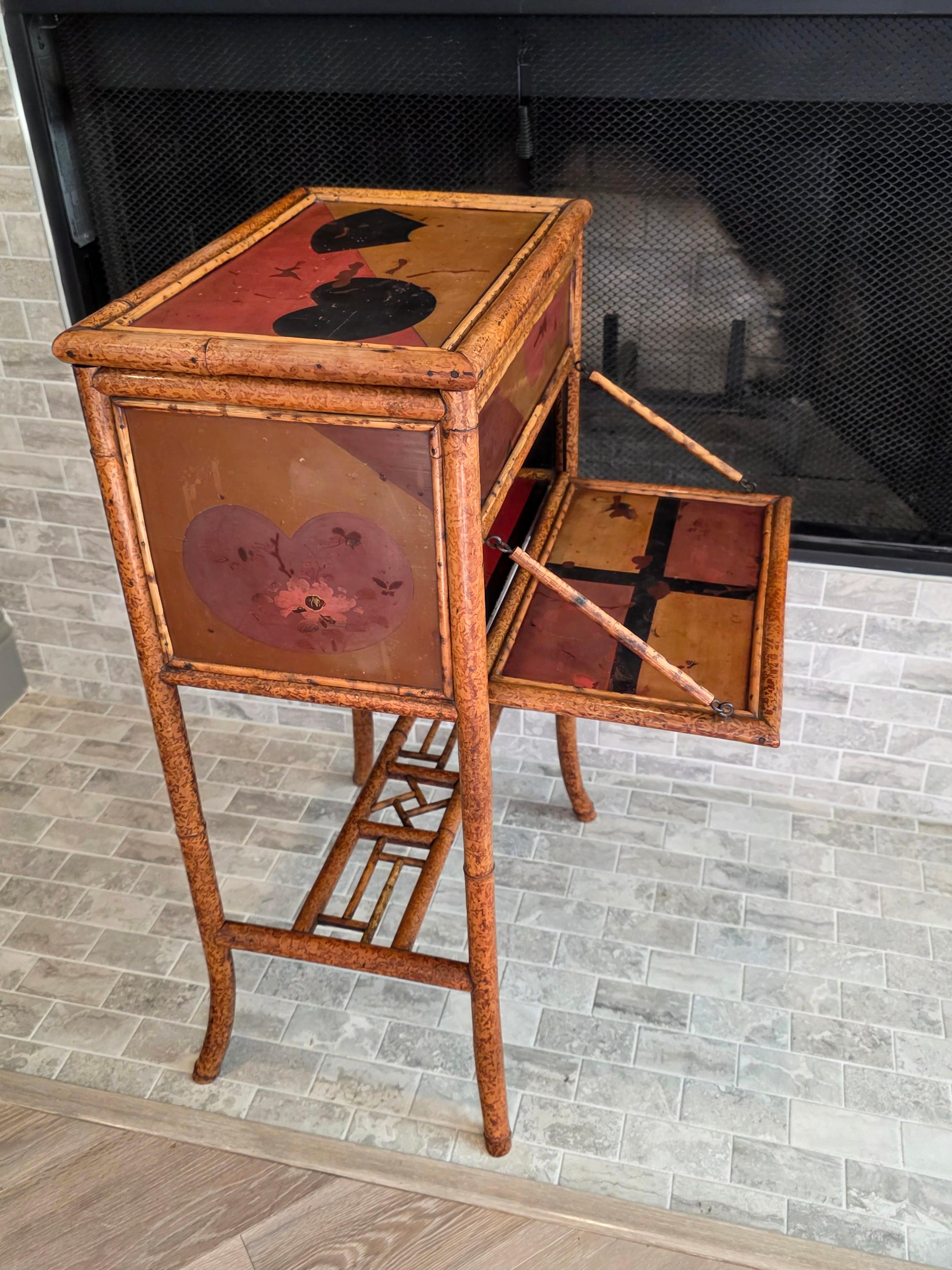 Mouvement esthétique Table d'appoint en bambou pour la couture, 19e siècle, Aesthetic Movement, Chine en vente