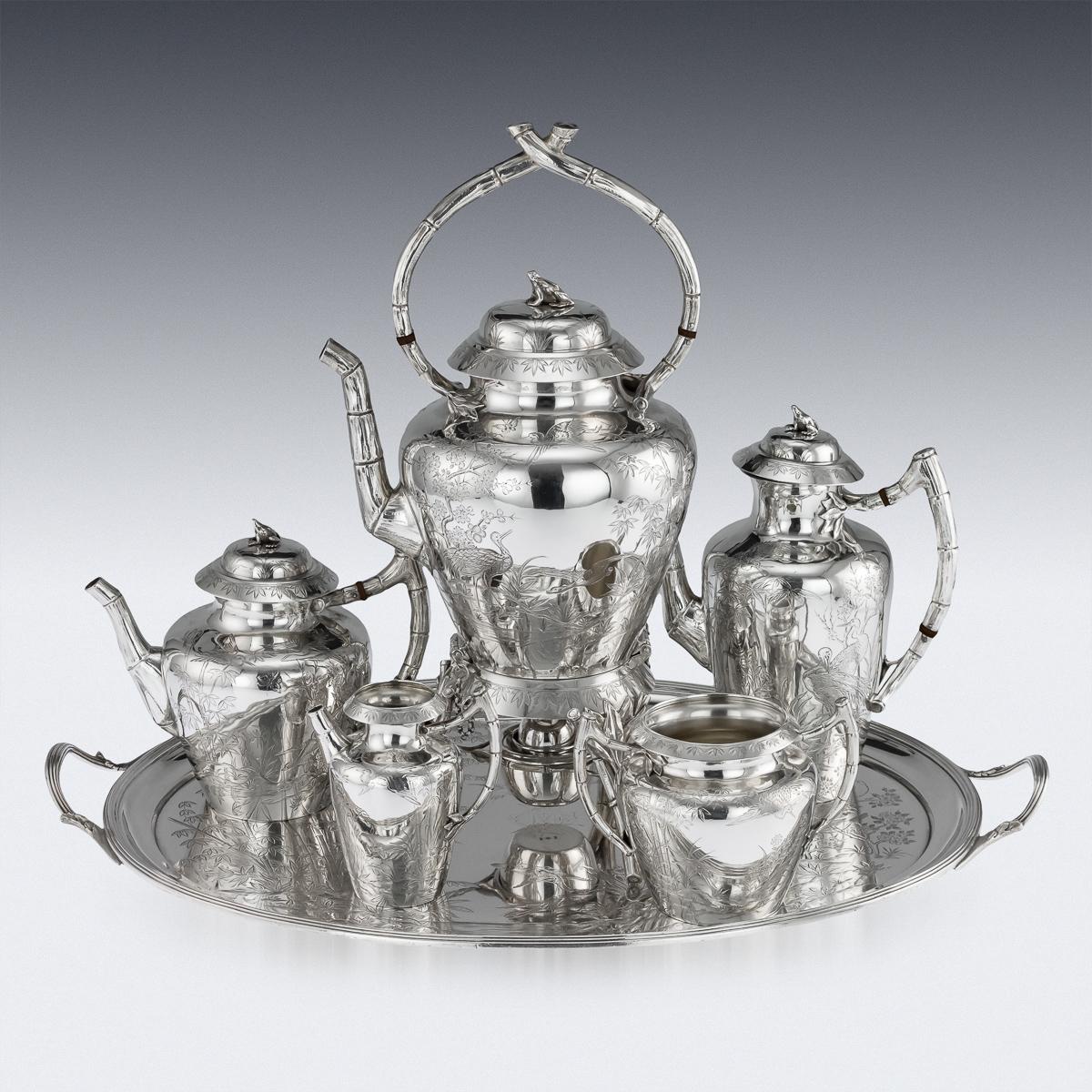 Antico servizio da tè e caffè in argento massiccio dell'Aesthetic Movement del XIX secolo, composto da bollitore per l'acqua calda, caffettiera, teiera, zuccheriera, lattiera e vassoio. Il set è estremamente insolito e raro nel design e finemente
