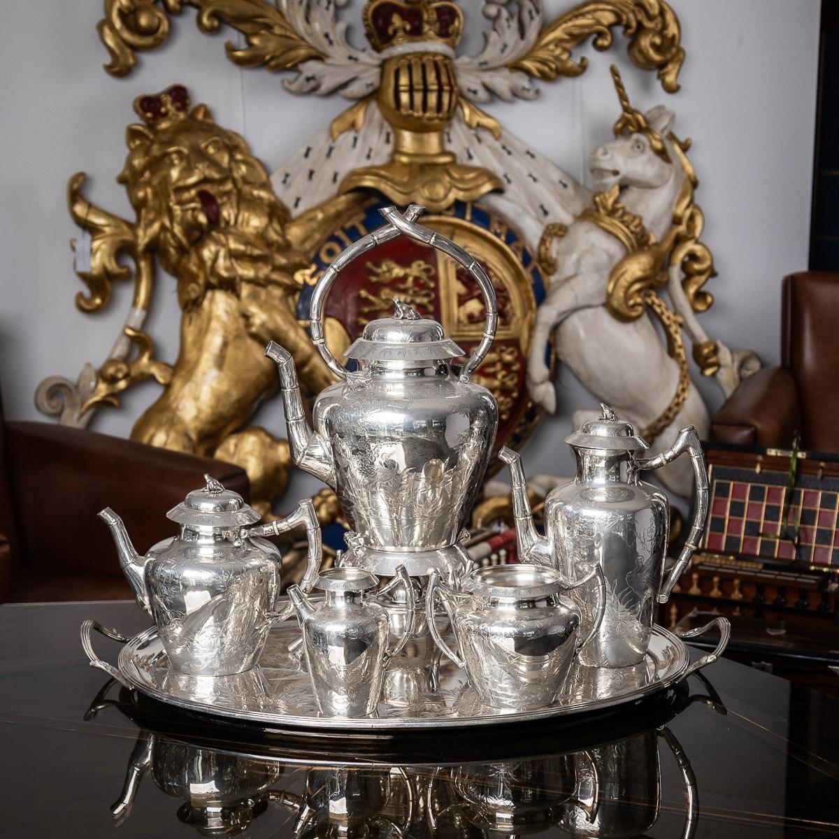 Antikes Tee- und Kaffeeservice aus massivem Silber der viktorianischen Ästhetik des 19. Jahrhunderts, bestehend aus einem Wasserkocher, einer Kaffeekanne, einer Teekanne, einer Zuckerdose, einem Sahnekännchen und einem Tablett. Das Set ist äußerst