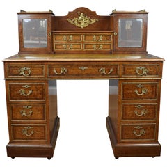 Bureau à piédestal incrusté d'amboyna de style victorien du 19ème siècle