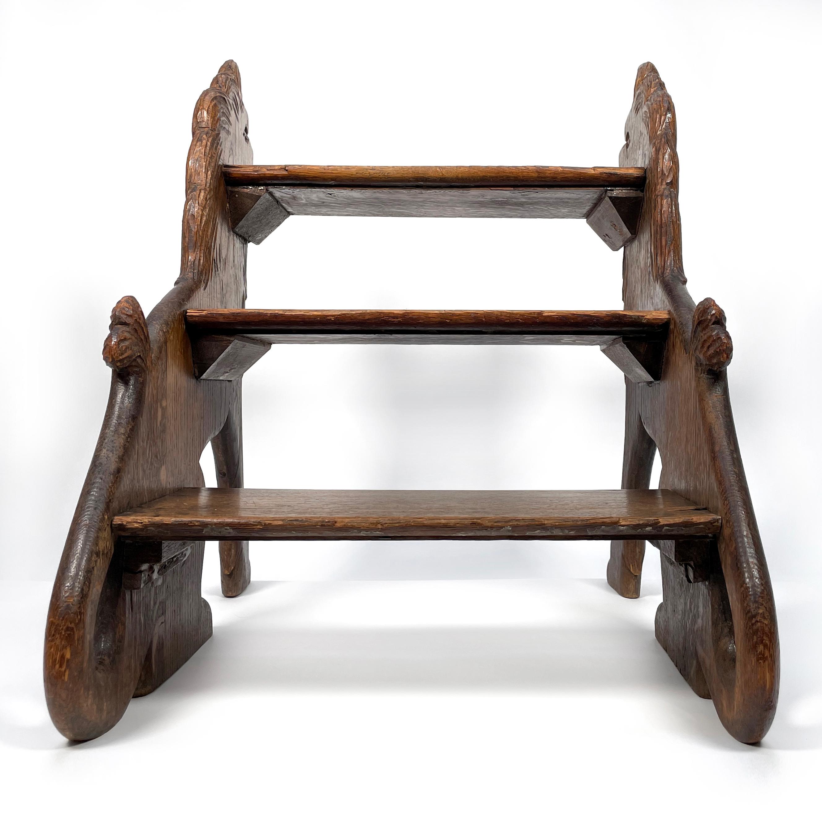 19th Century Victorian Antique Carved Oak Shaped as Lions Library Steps Ladder In Good Condition In Regensburg, DE