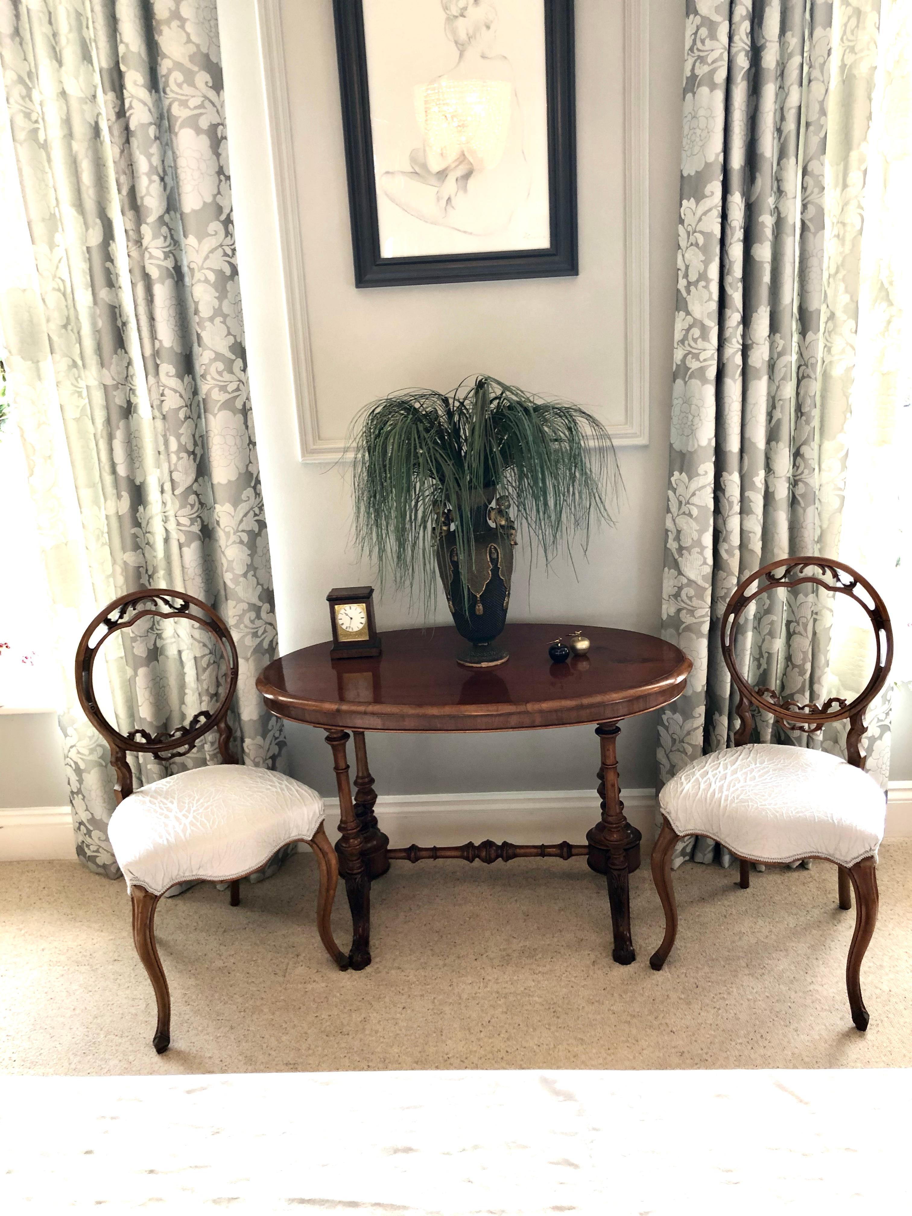19th century Victorian antique oval walnut centre table having a splendid oval solid walnut top and an oval walnut frieze supported by four elegant turned and shaped columns with two turned shaped finials. It is raised on four shaped carved cabriole