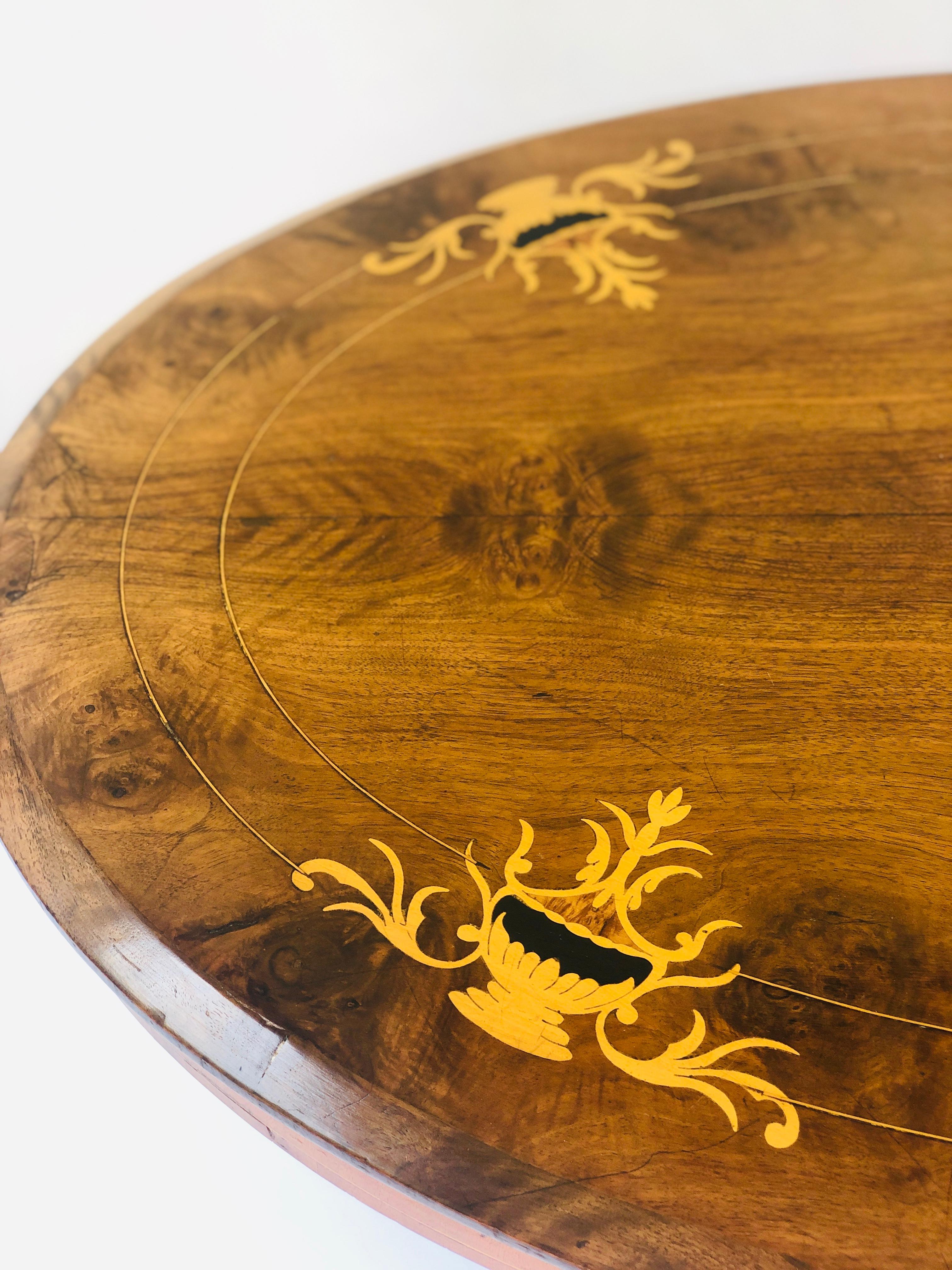Viktorianischer ovaler Mitteltisch aus antikem Nussbaum mit Intarsien aus dem 19. Jahrhundert (Englisch) im Angebot