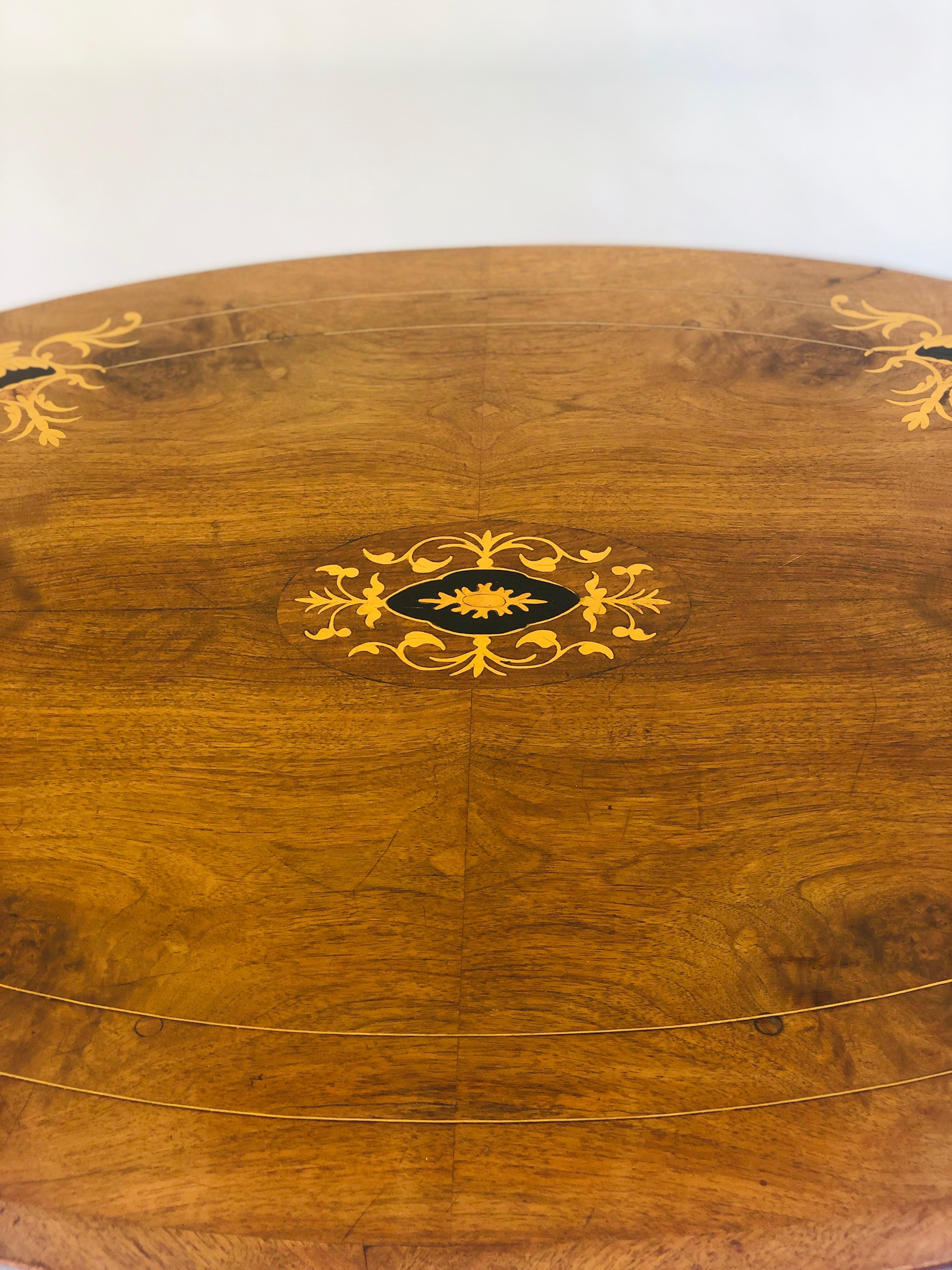 Viktorianischer ovaler Mitteltisch aus antikem Nussbaum mit Intarsien aus dem 19. Jahrhundert im Zustand „Gut“ im Angebot in Suffolk, GB