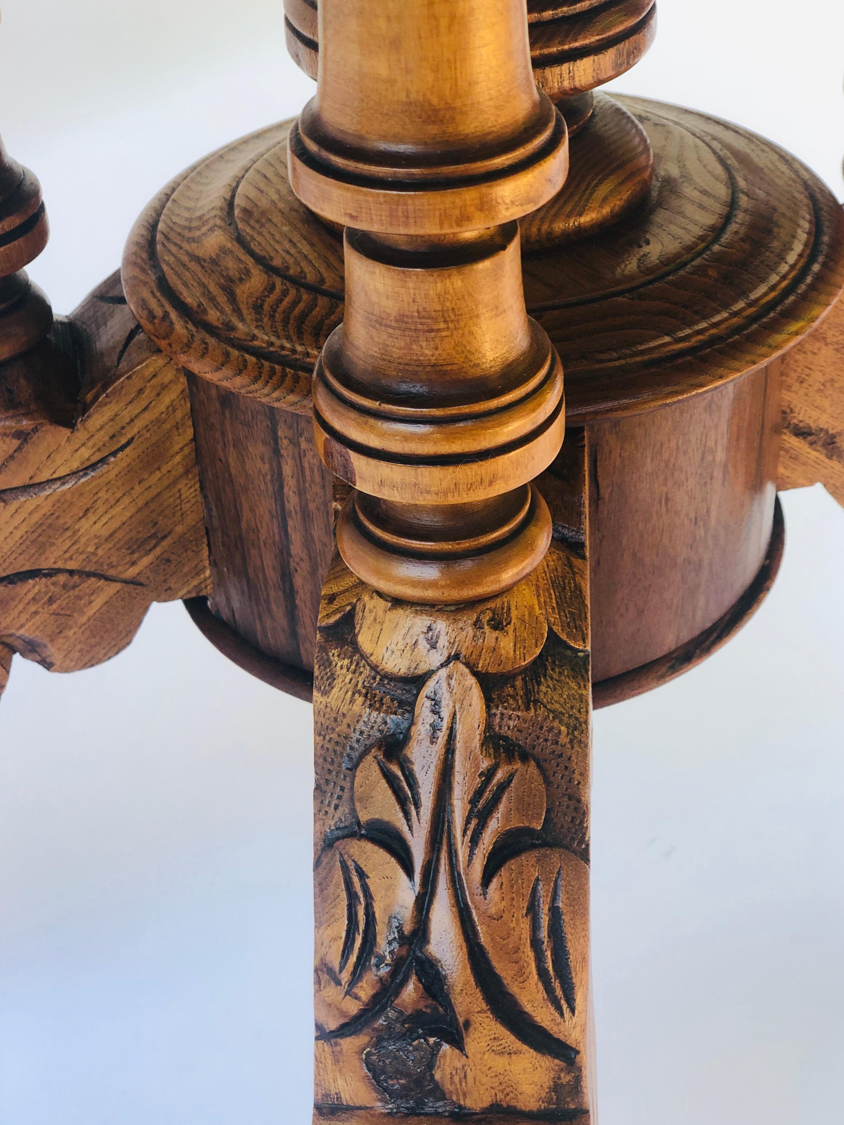 Viktorianischer ovaler Mitteltisch aus antikem Nussbaum mit Intarsien aus dem 19. Jahrhundert (Walnuss) im Angebot