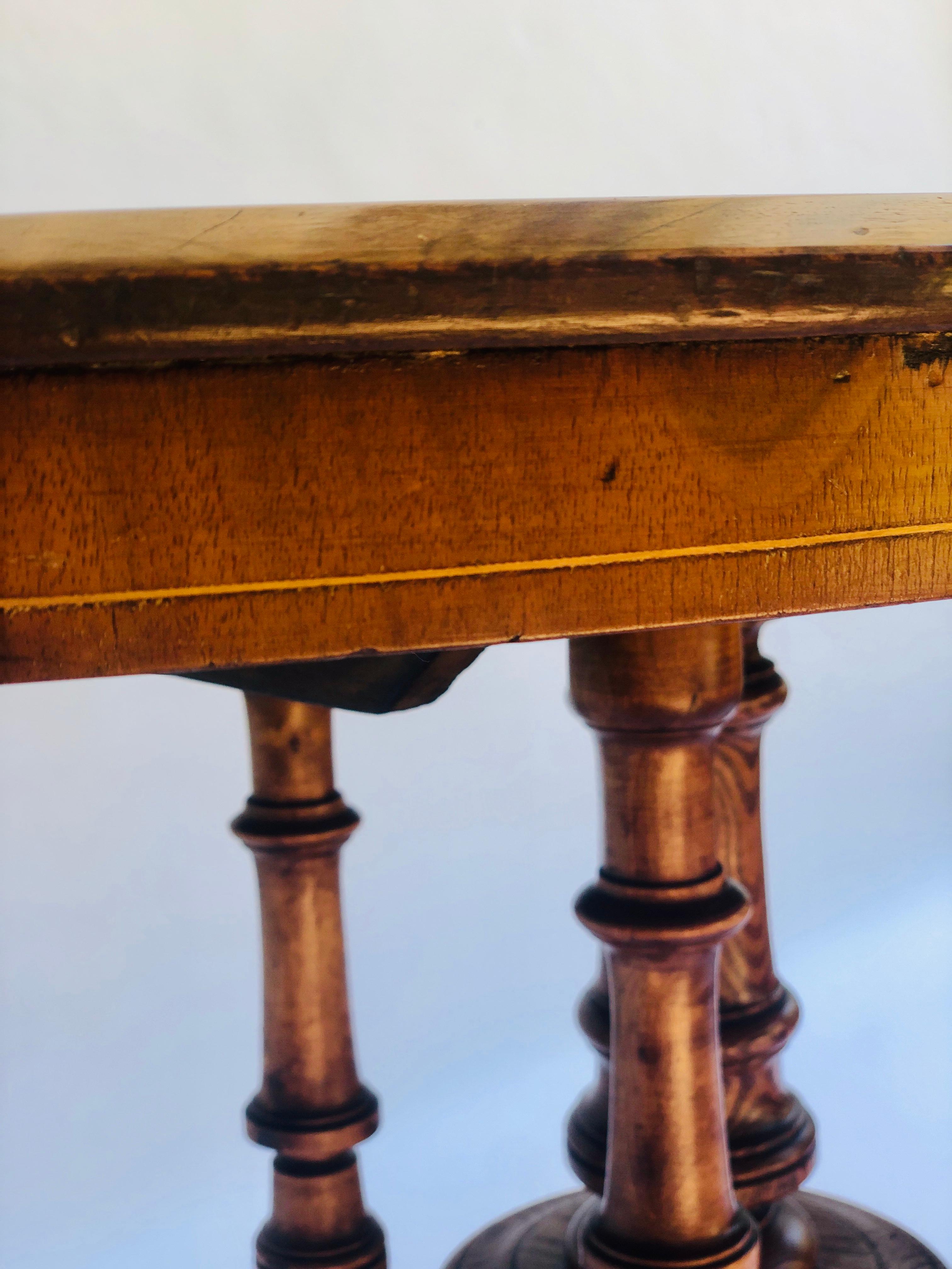 Viktorianischer ovaler Mitteltisch aus antikem Nussbaum mit Intarsien aus dem 19. Jahrhundert im Angebot 3