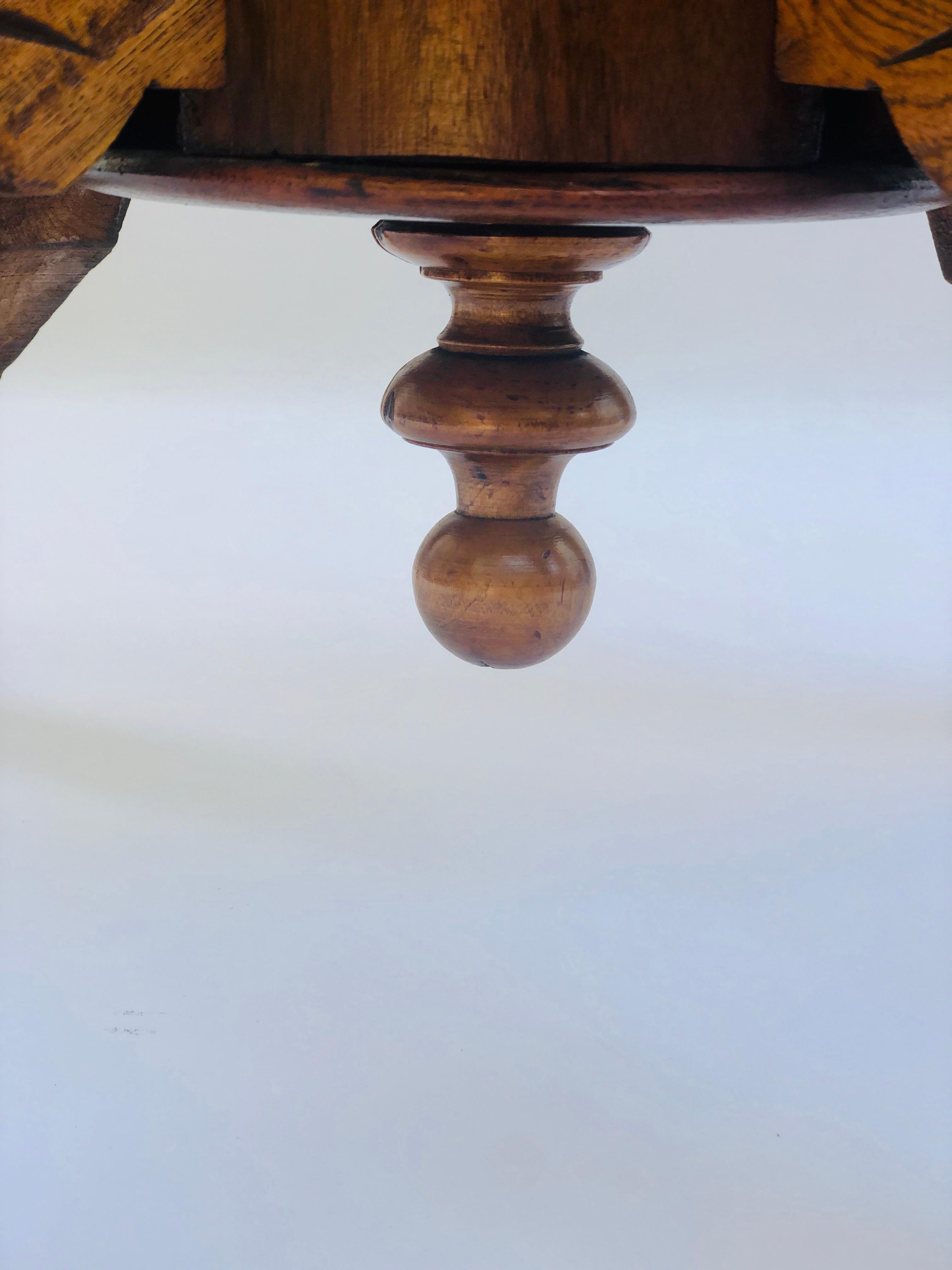 Viktorianischer ovaler Mitteltisch aus antikem Nussbaum mit Intarsien aus dem 19. Jahrhundert im Angebot 4