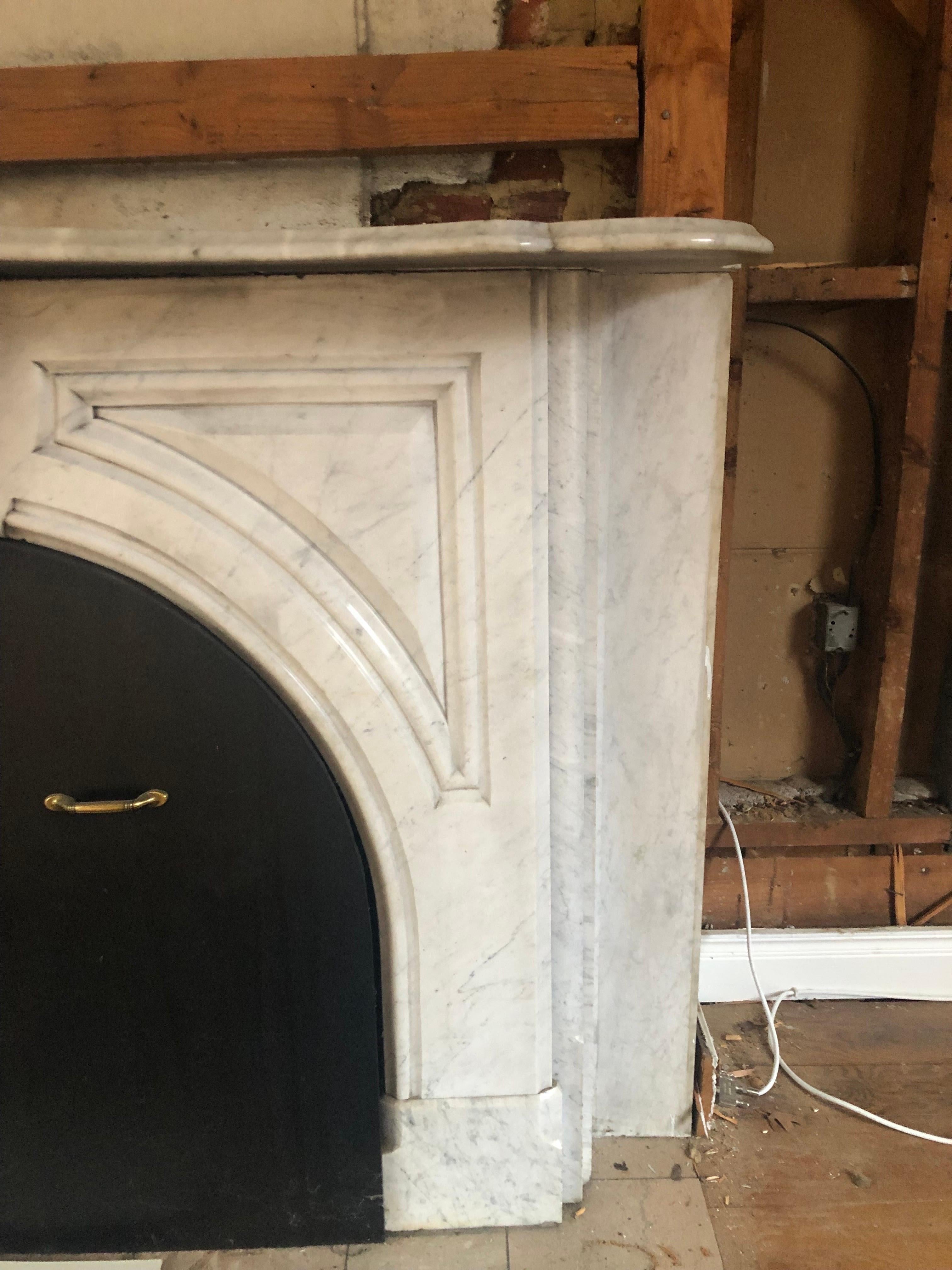 19th Century Victorian Arched Carrara Marble Mantel, Crated for Shipment In Good Condition In Southampton, NY