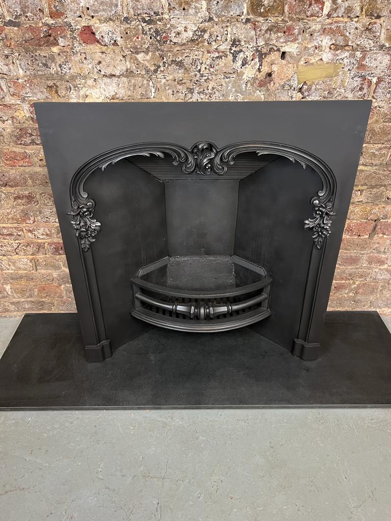 19th Century Victorian Arched Cast-Iron Fireplace Insert.
Original English Made Circa 1850 -1880
With Decorative Casting Relief On Arch Fascia With Floral Swags To Each Side And Bold Bow Fronted Frotn Bars
Recently Salvaged From A North London Town