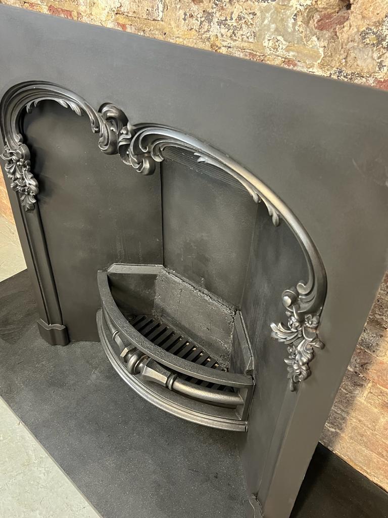 English 19th Century Victorian Arched Cast-Iron Fireplace Insert For Sale